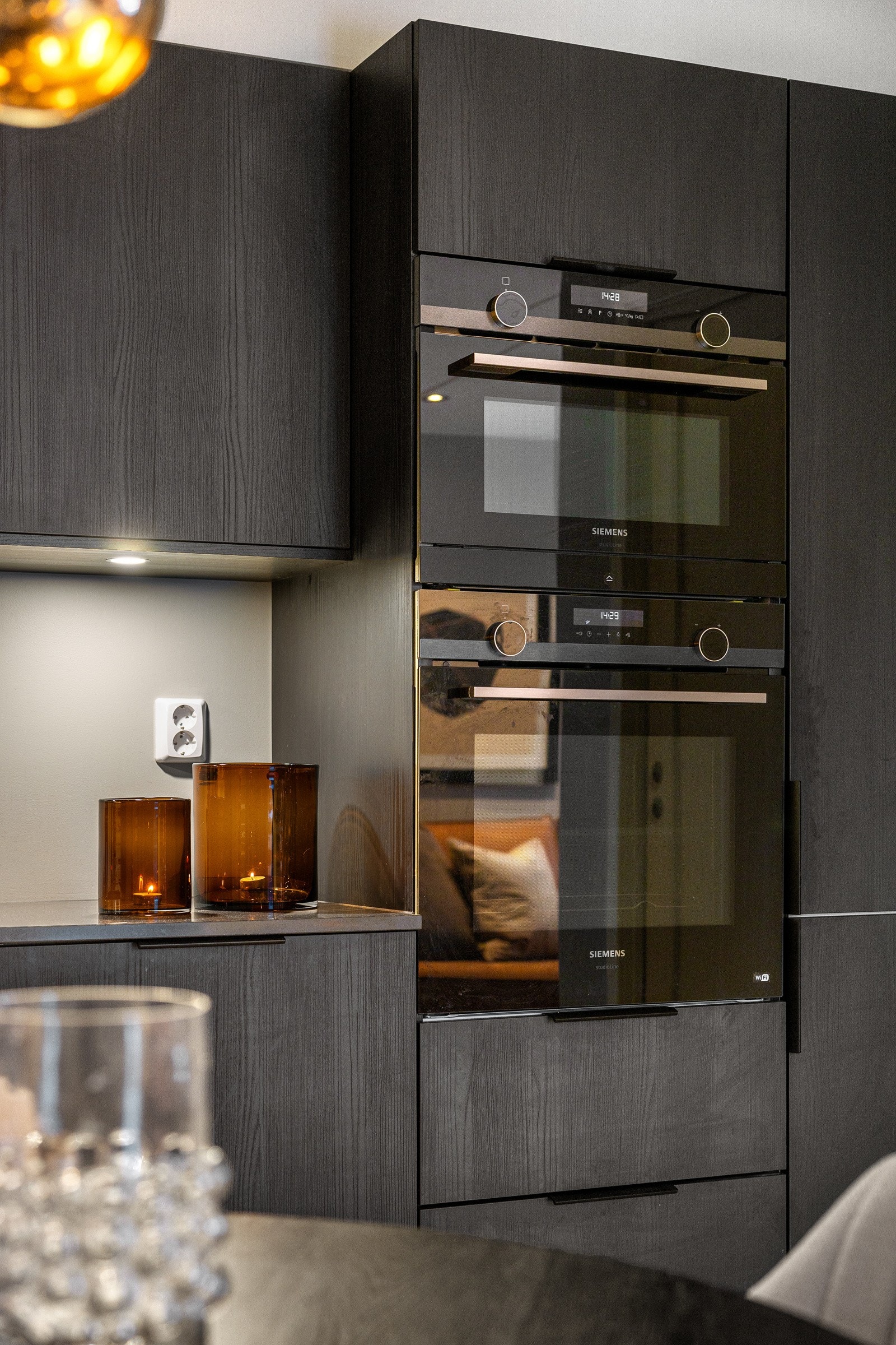 Opphøyd stekeovn og kombiovn (stek/damp/mikro) fra Siemens. Galleribilde