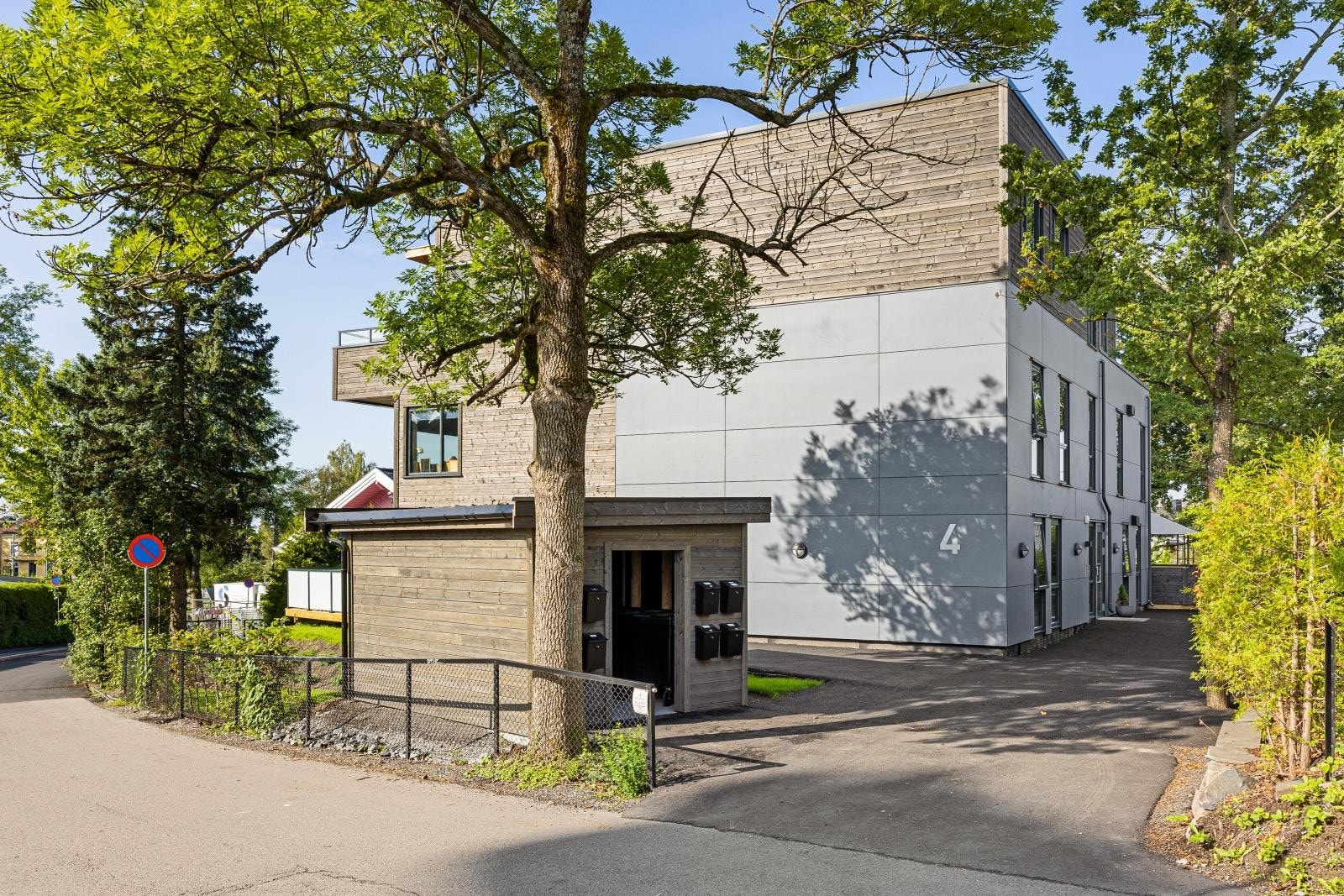 Gårdsplass til inngangsparti fra Skoleveien og innkjøring til garasjeanlegget fra Marienlundveien. Galleribilde