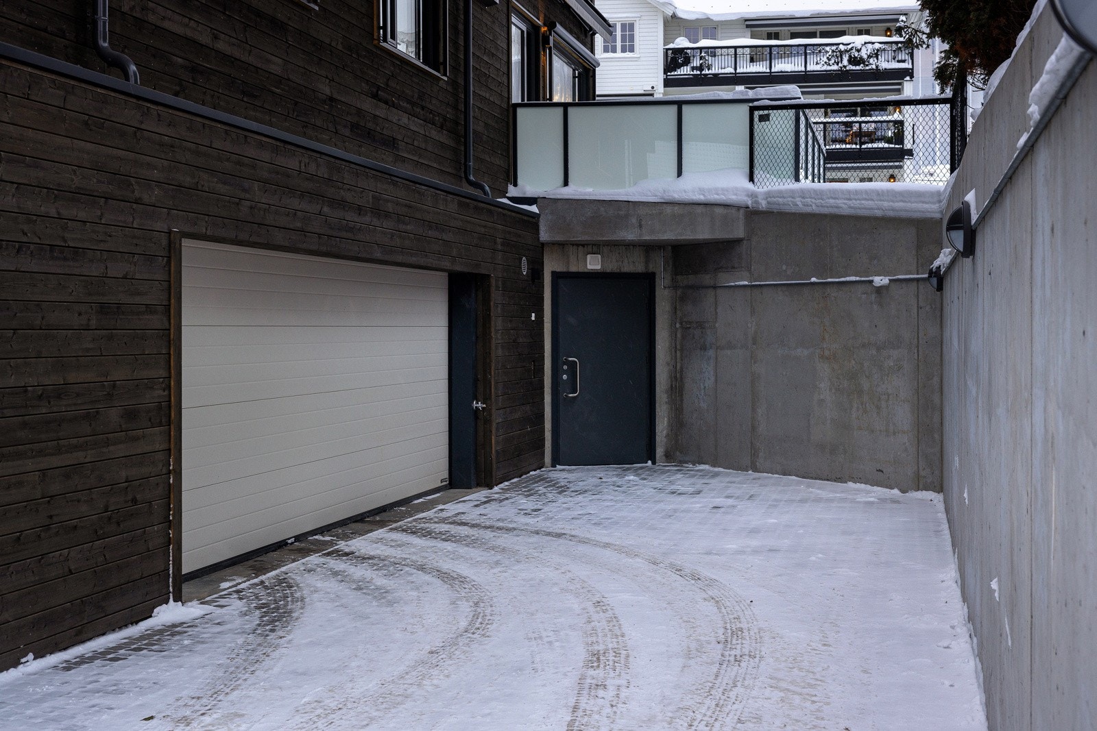 Det medfølger en garasjeplass med elbil-lader. Det et går heis direkte opp fra garasjekjeller til alle etasjeplan. Galleribilde