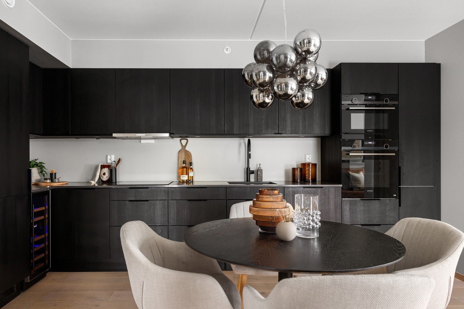 Kjøkkenet er godt utnyttet med god skap- og benkeplass. Galleribilde