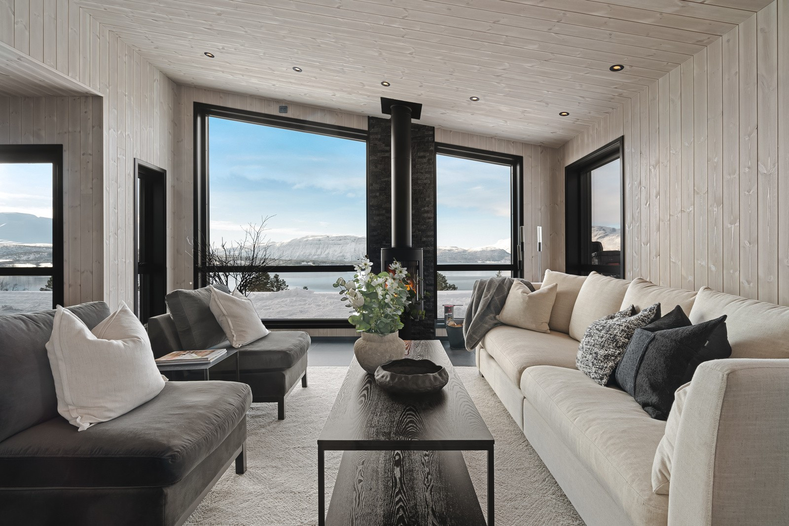 Her får du ei innbydende stue med store vindusflater, generøs takhøyde og gode møbleringsmuligheter.