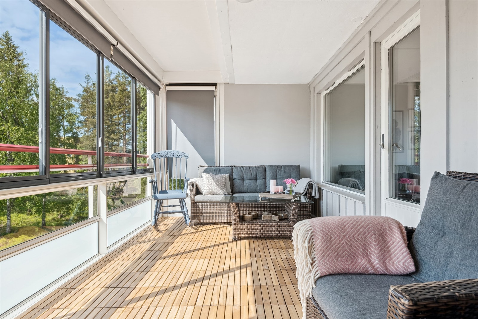 Plass for flere sittegrupper på balkongen Galleribilde