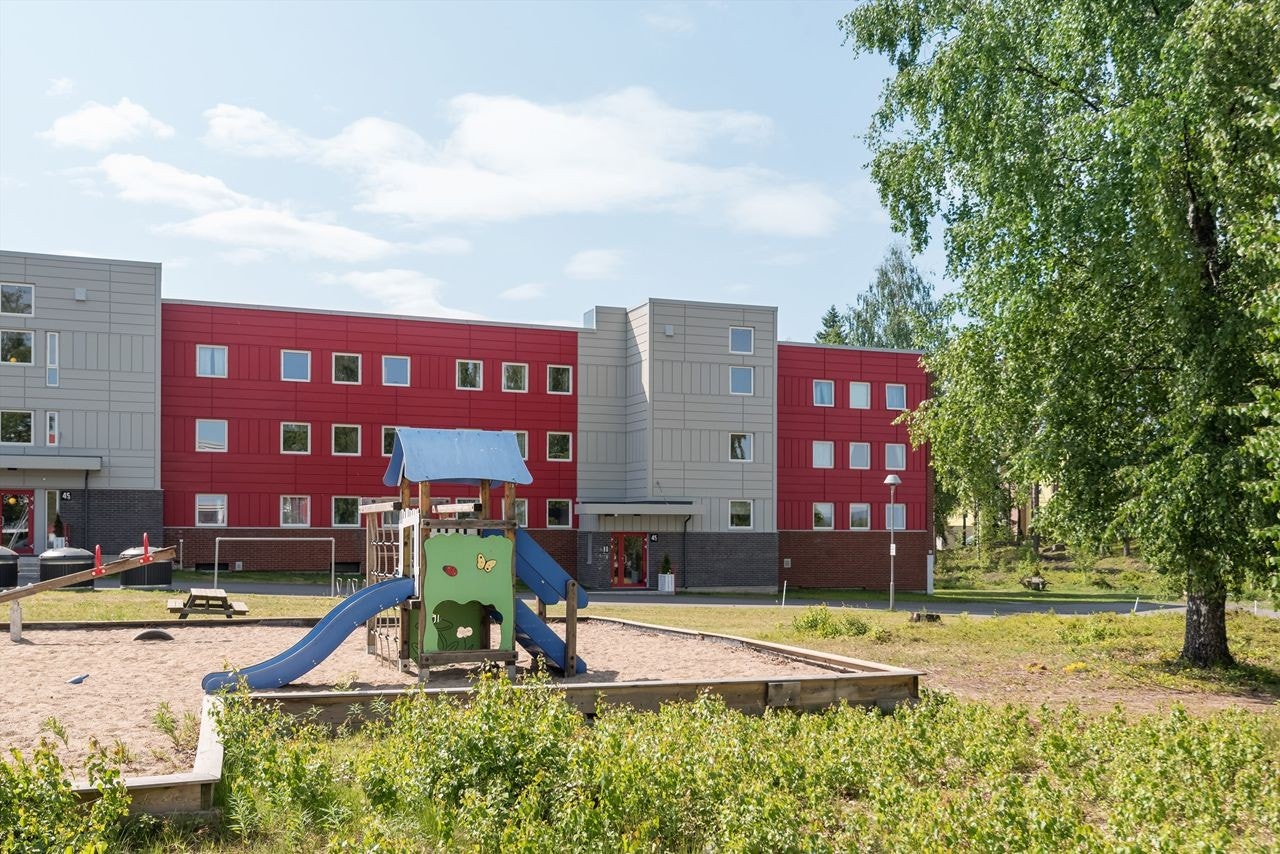 Store, felles uteområder med lekeplasser og sittebenker. Galleribilde