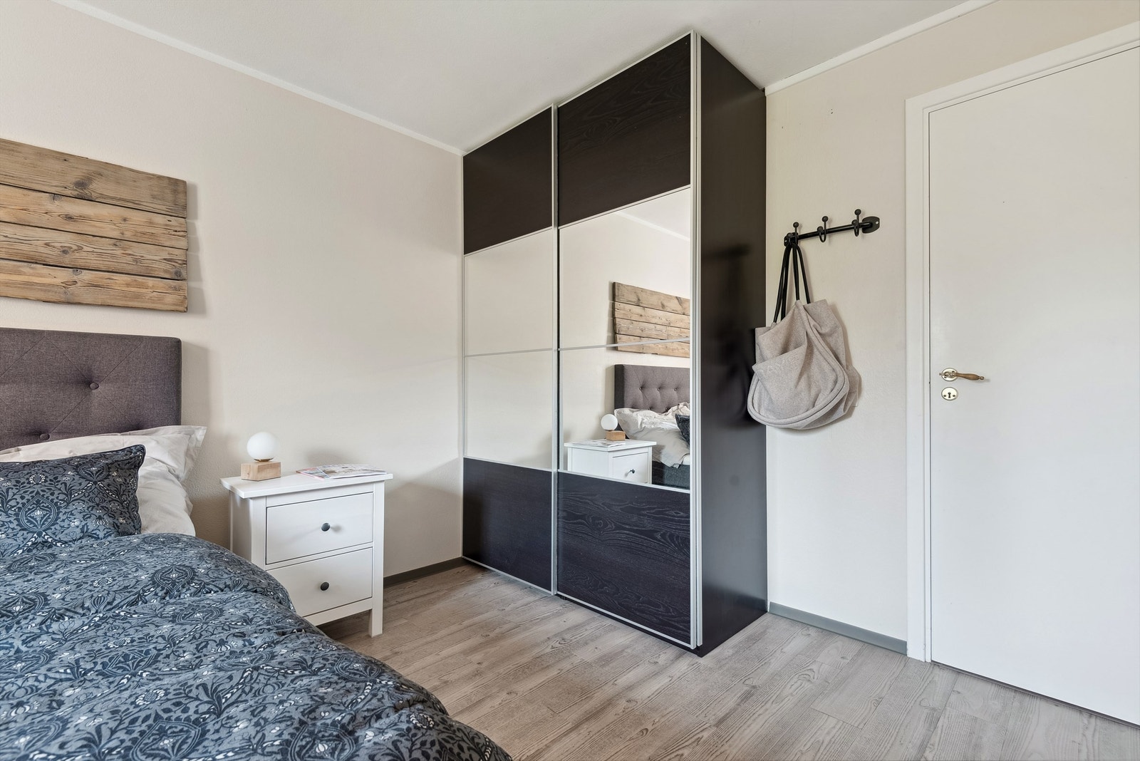 Soverom med skyvedørsgarderobe Galleribilde