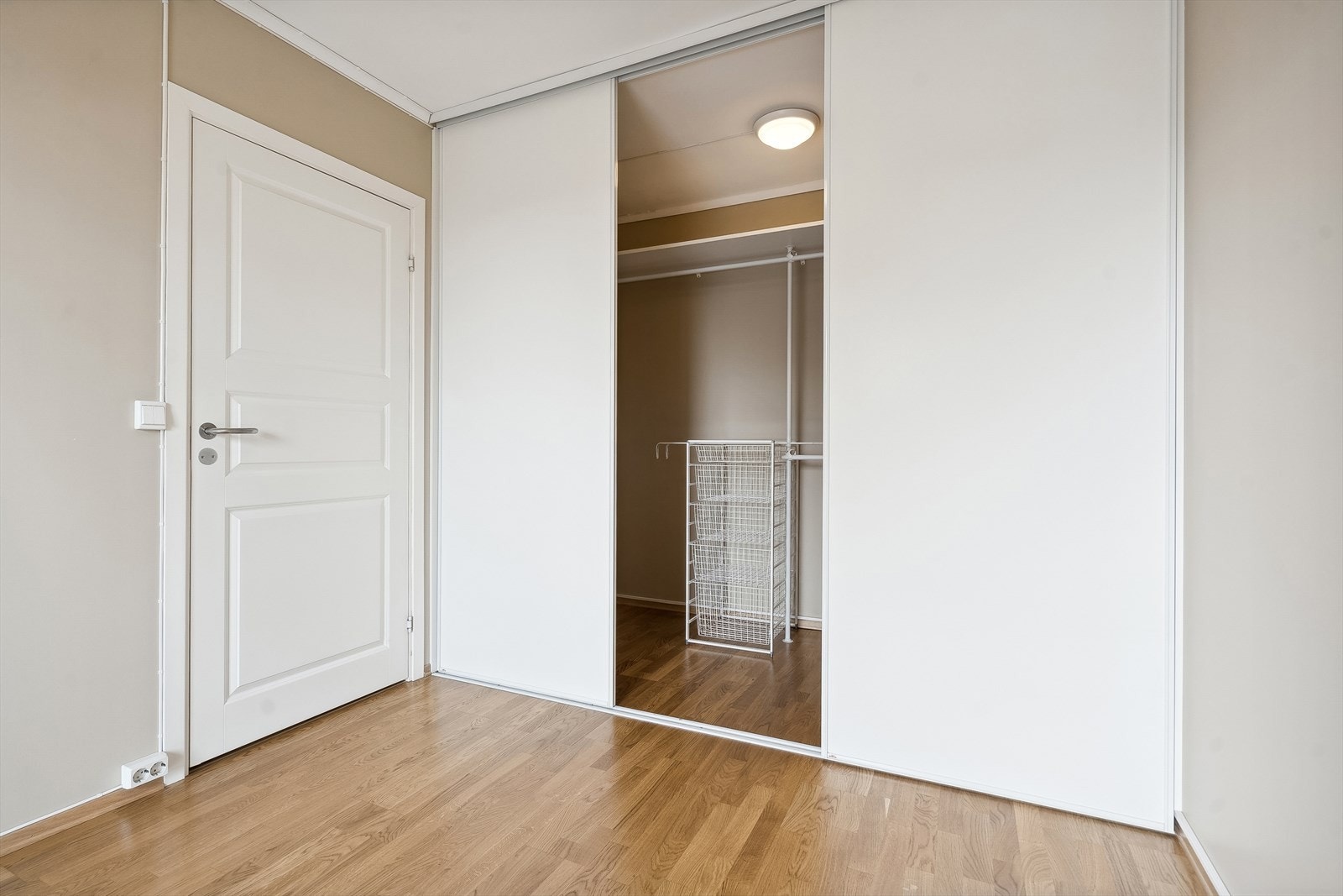 Soverom med stor god garderobe Galleribilde