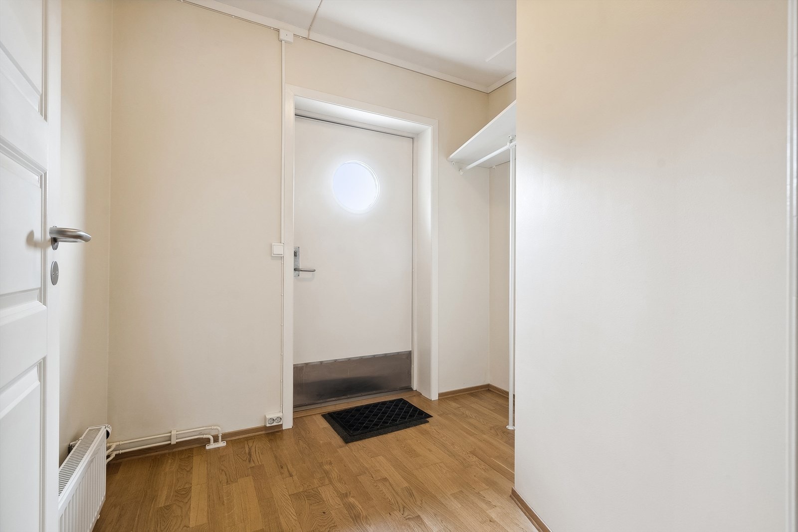Gang med åpen garderobeløsning Galleribilde
