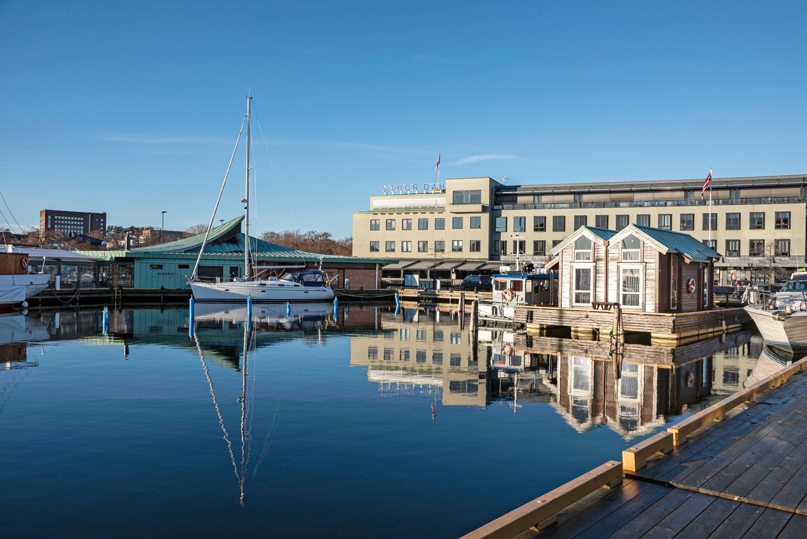 Fra Framnes har man kort vei inn til bryggen med ulike resturanter og opplevelser Galleribilde