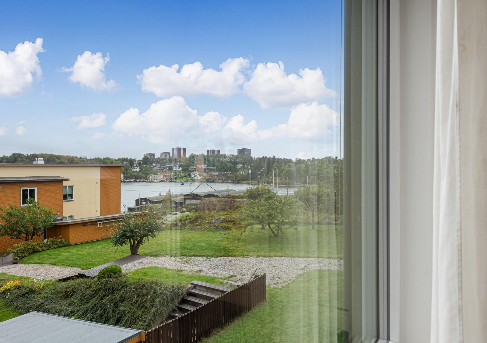 Utsikt til Sandefjordsfjorden fra stuen - leiligheten er sydvestvendt beliggende Galleribilde