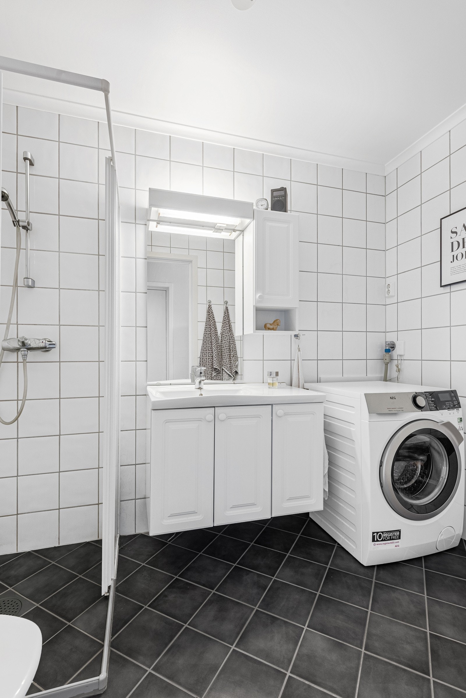 Det er også opplegg for vaskemaskin og tørketrommel på badet Galleribilde