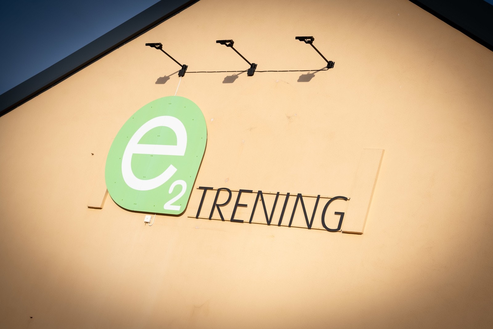 Innen kort gangavstand har man blant annet e2 treningssenter, barneskoler, barnehager og dagligvareforretninger Galleribilde