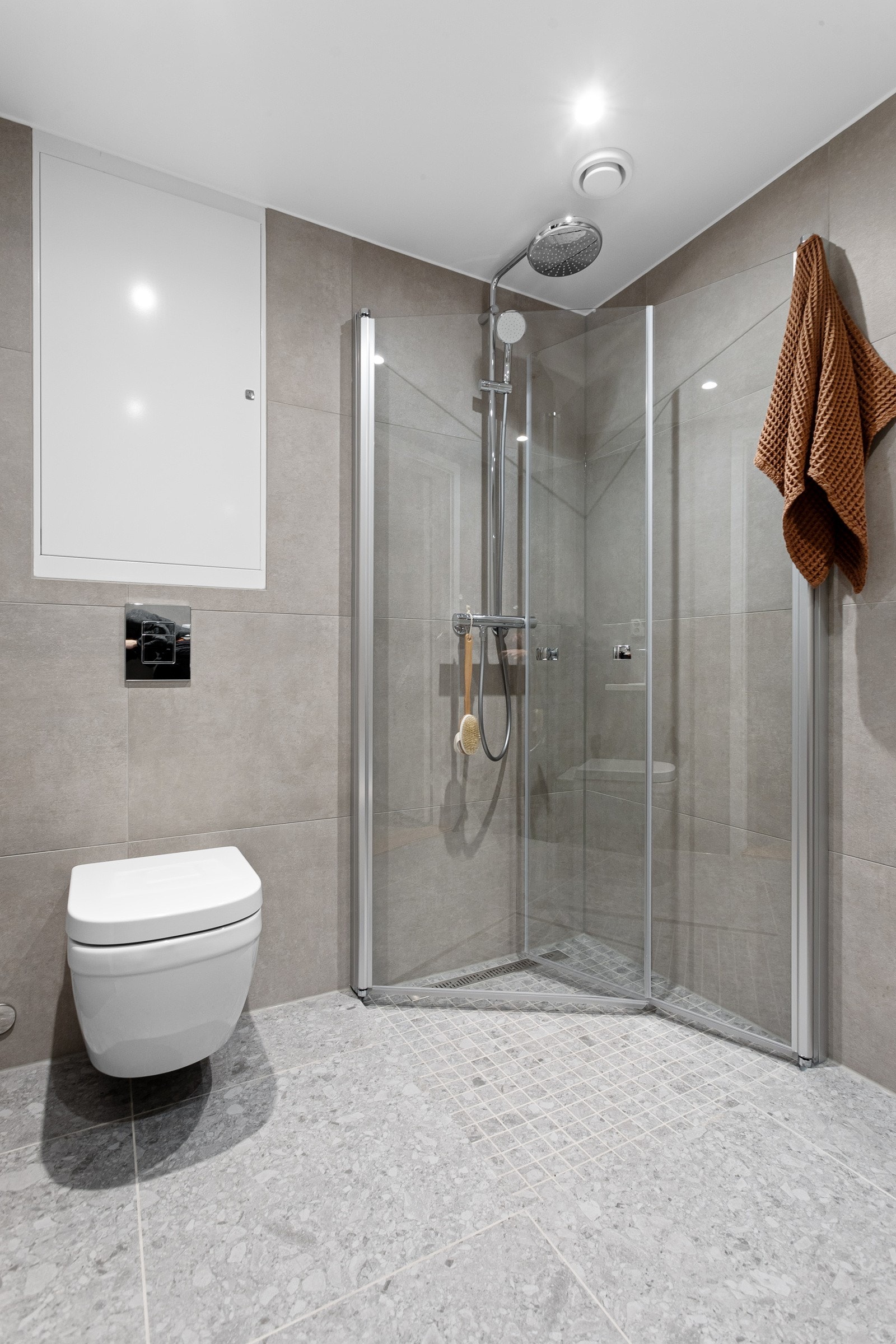 Baderommet er også utstyrt med vegghengt toalett med soft-close toalettsete. Galleribilde