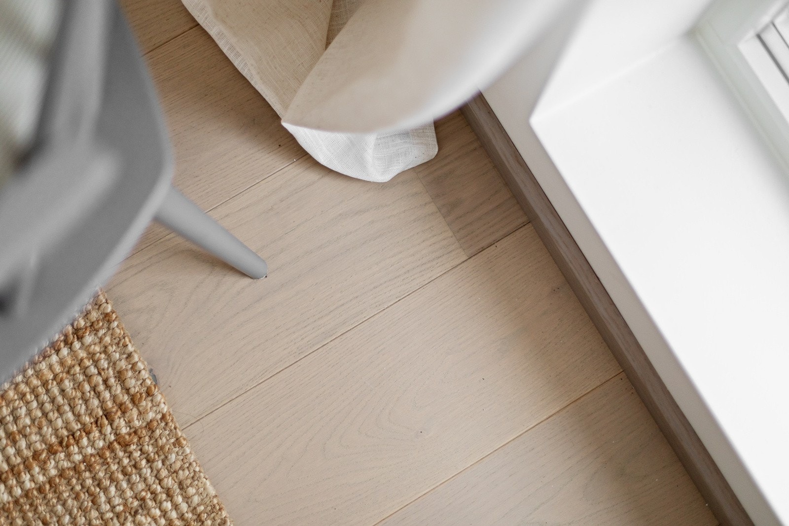 Alle vinduene i leiligheten har brede vinduskarmer som er perfekte for planter og dekor. Galleribilde