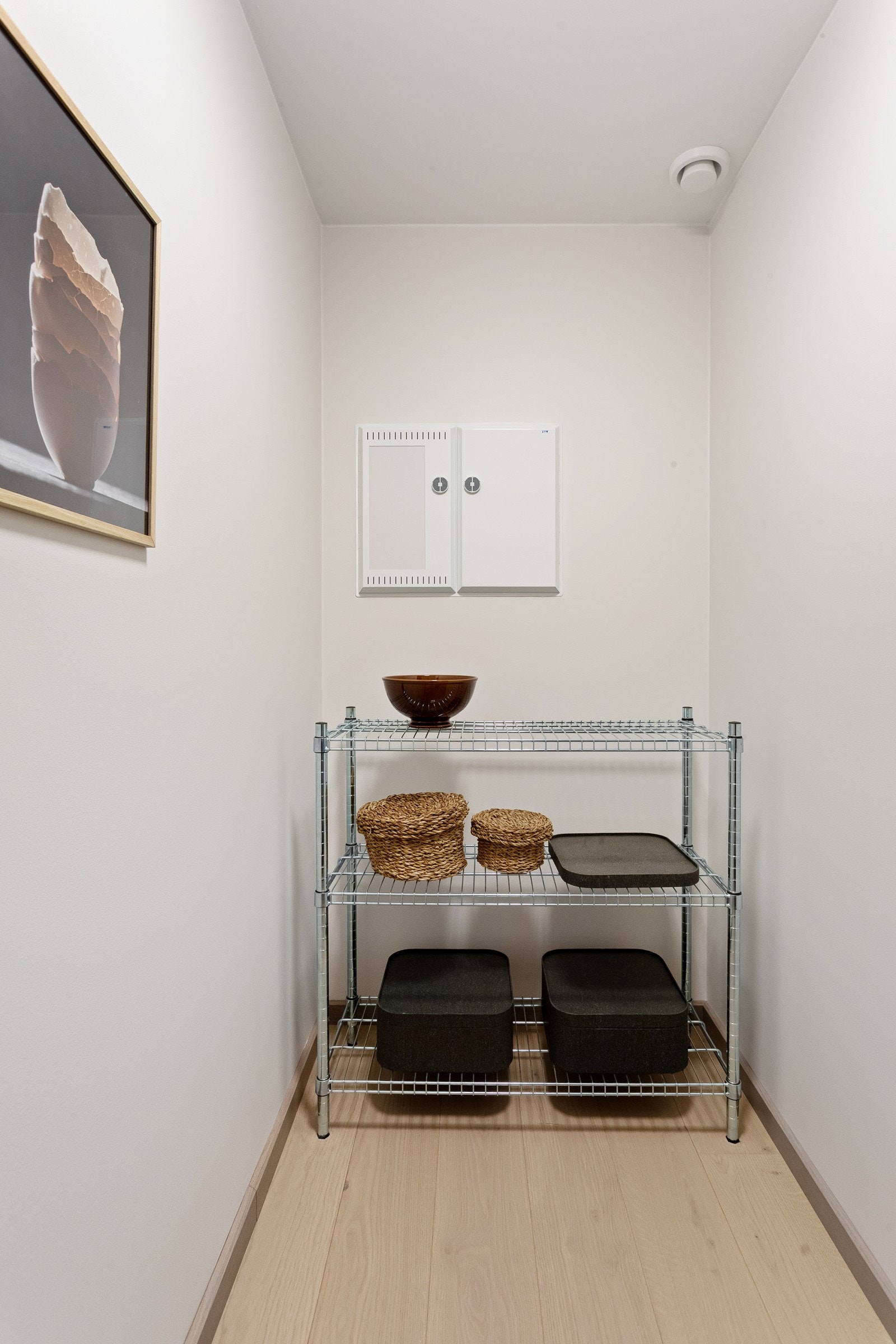 Sikringsskap med automatsikringer plassert på vegg i boden. Galleribilde