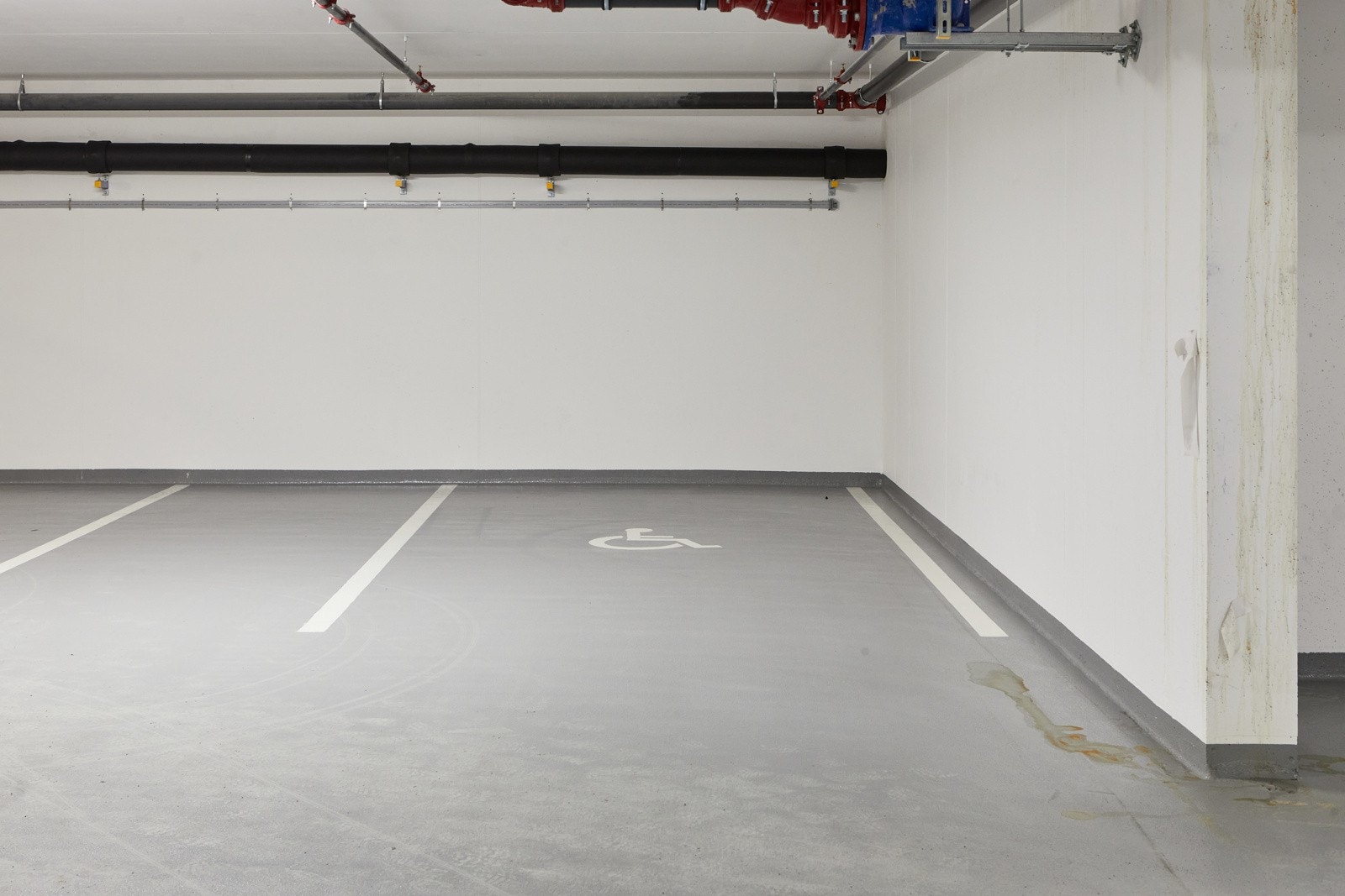 Med leiligheten følger en garasjeplass (HC6) i felles garasjeanlegg i kjelleren. De som har HC-plass uten dokumentert behov må akseptere at styret pålegger bytte av plass, dersom det er beboere som trenger denne. Bilder viser en annen HC-plass Galleribilde