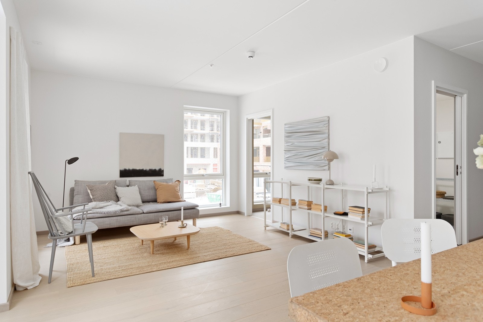 Høy standard fra 2023 med lys enstavs eikeparkett på gulv med vannbåren gulvvarme, glatte lysmalte overflater og skjult elektrisk anlegg. Galleribilde