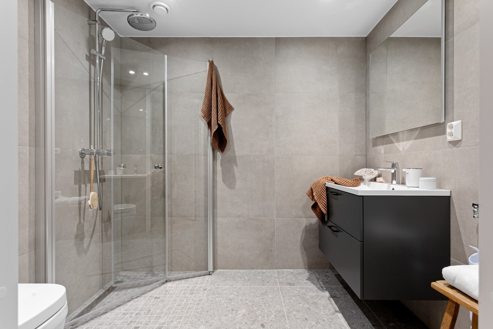 Leiligheten har et helt nytt og lekkert baderom fra byggeåret 2023. Plass og opplegg for vaskemaskin og tørketrommel over om ønskelig. Galleribilde