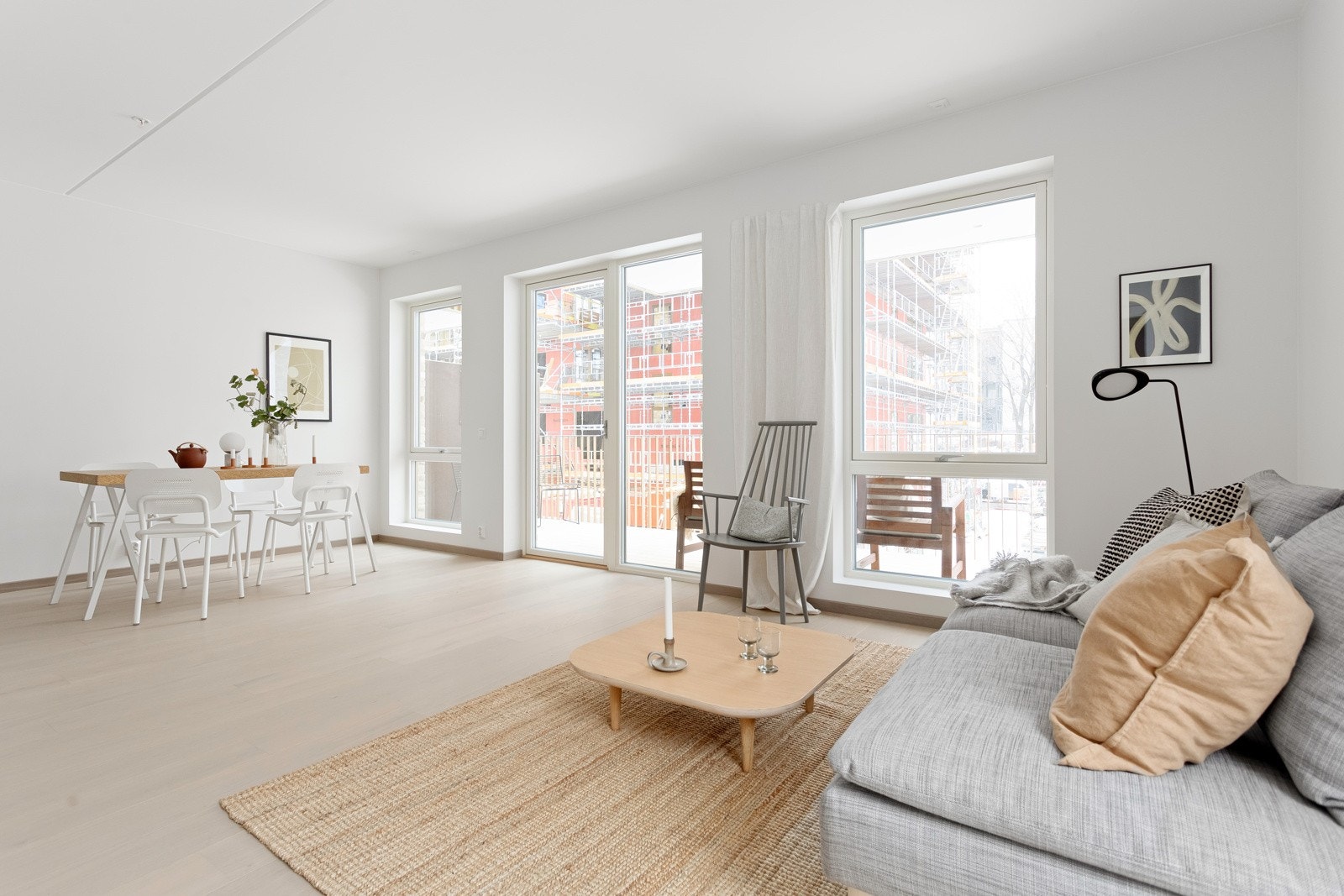 Stuen er det naturlige oppholdsrommet i leiligheten, og er et stort, lyst og fint rom. Galleribilde