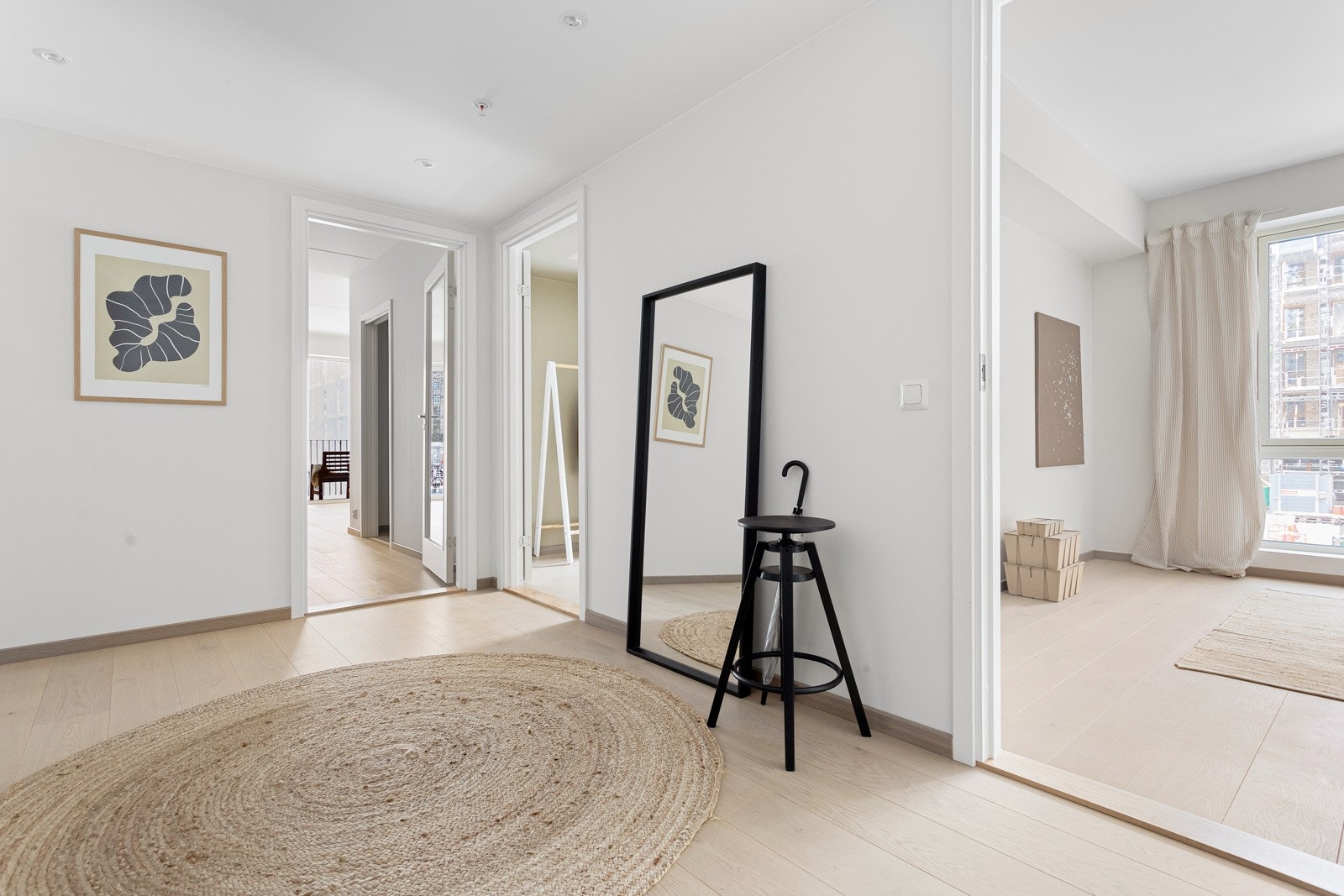 Når du entrer leiligheten kommer du inn i en lys entré og du får umiddelbart et positivt inntrykk av den splitter nye leiligheten med sin høye standard fra 2023. Galleribilde