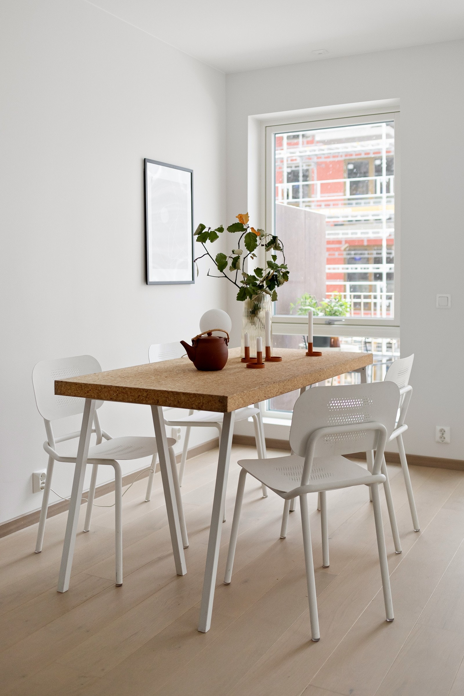 Leiligheten holdes god og lun på vinterstid med vannbåren gulvvarme i alle oppholdsrom. Både á-konto varme (gulvvarme og varmtvann), samt bredbånd er inkludert i felleskostnadene. Galleribilde