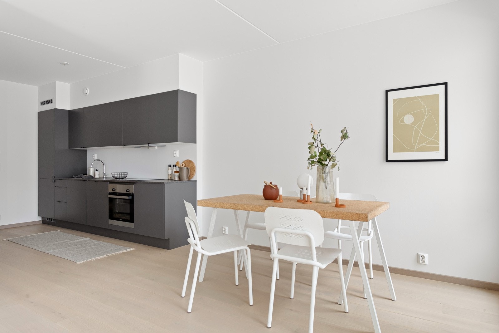 Kjøkkenet ligger i en fin delvis åpen løsning med stuen, som gir en åpen og sosial løsning. Galleribilde