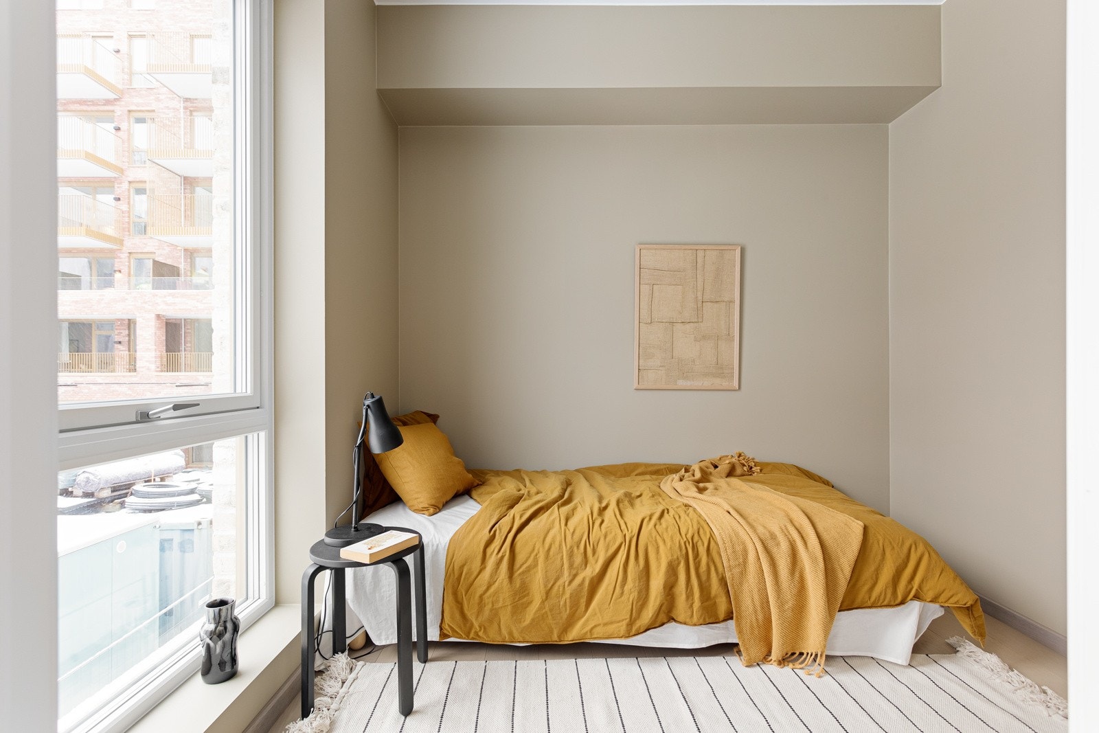 Soverom 3. urious Mind er en dempet, men samtidig spennende grågul farge, en blanding av gult, beige og grått. Avhengig av hvilke farger du kombinerer med vil den fremstå som levende, lekker og diskret. Galleribilde