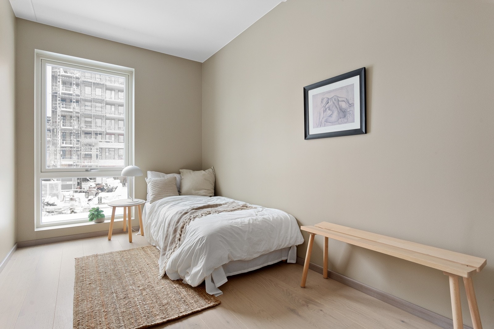 Soverommene har høy standard fra 2023 med lys enstavs eikeparkett på gulv, glatte overflater malt i den nydelige fargen Curious Mind og skjult elektrisk anlegg. Galleribilde