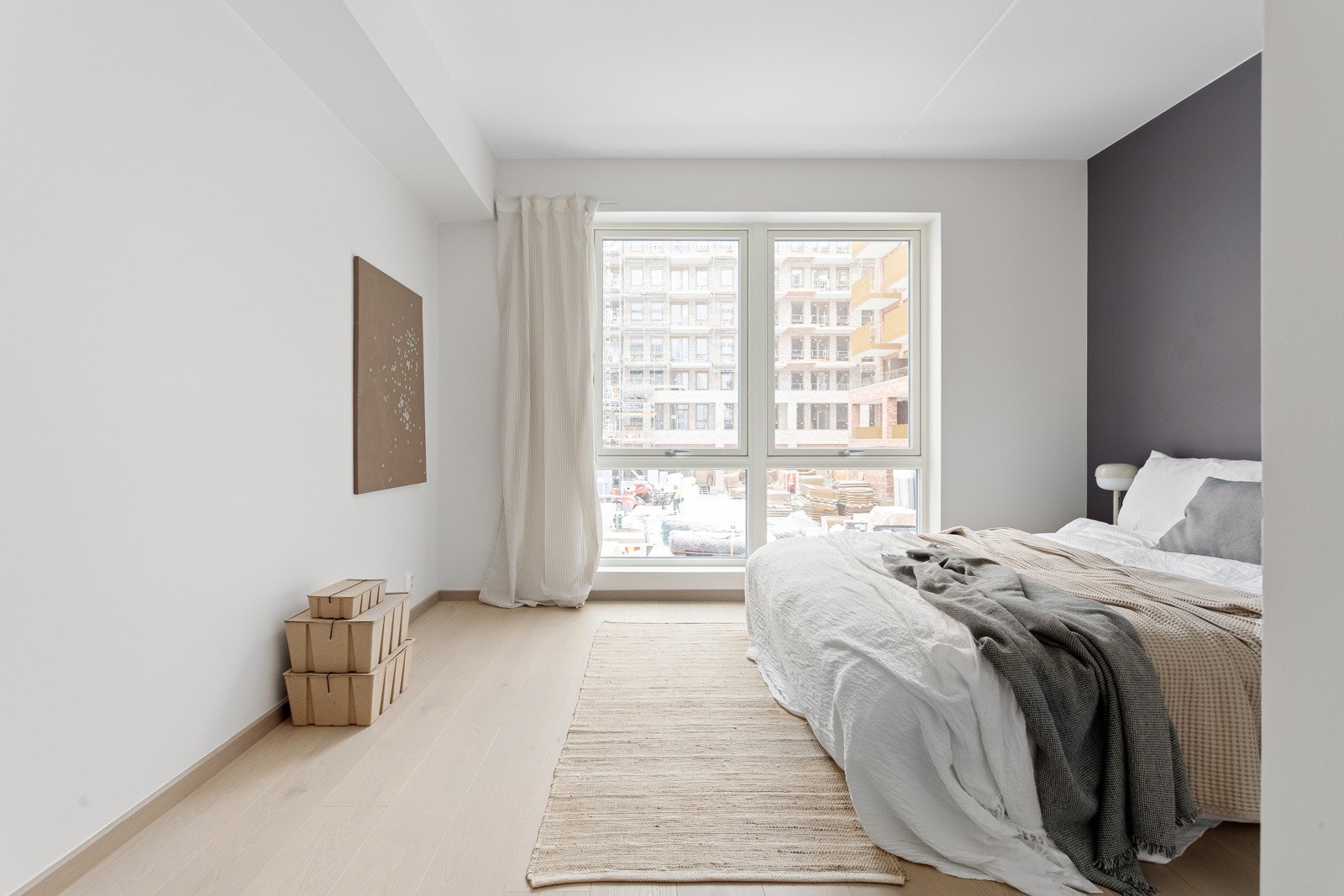 Leiligheten har et lyst og innbydende hovedsoverom av god størrelse. Soverommet har en stor vindusflate som slipper inn rikelig med lys og god takhøyde på ca. 2,6 meter som gir en luftig romfølelse. Galleribilde