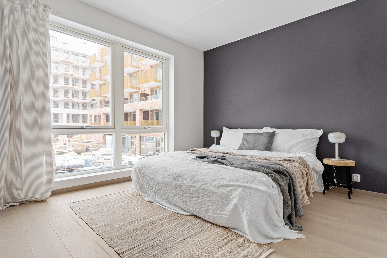 På soverommet har du god plass til stor dobbeltseng med tilhørende nattbord, samt garderobeløsninger etter eget ønske og behov. Galleribilde