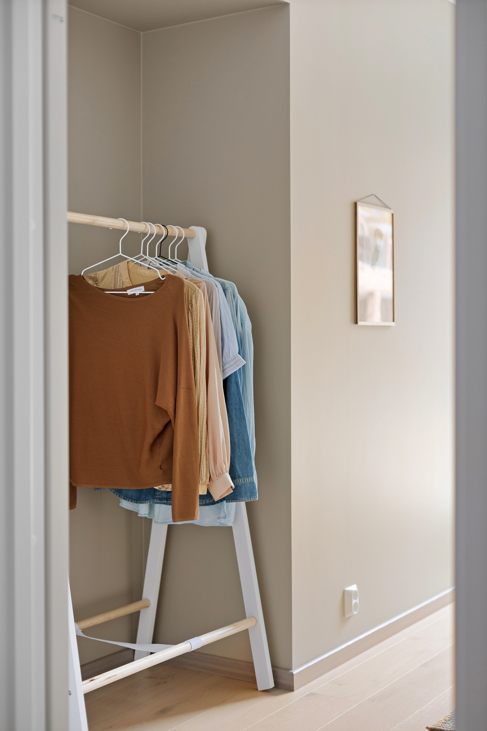 På soverommene har du plass til seng, kontorpult og garderobeløsninger etter eget ønske og behov. Galleribilde