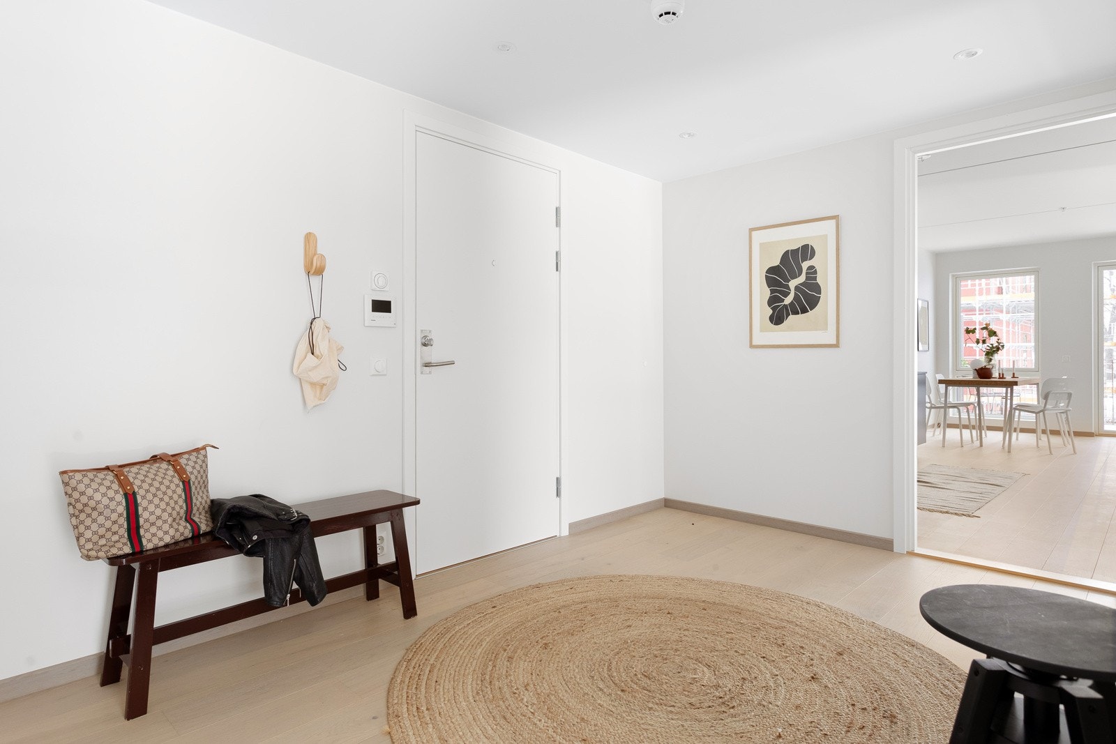 Entréen har pen enstavs eikeparkett på gulv med vannbåren gulvvarme, glatte lysmalte overflater, skjult elektrisk anlegg og downlights i himlingen. Galleribilde