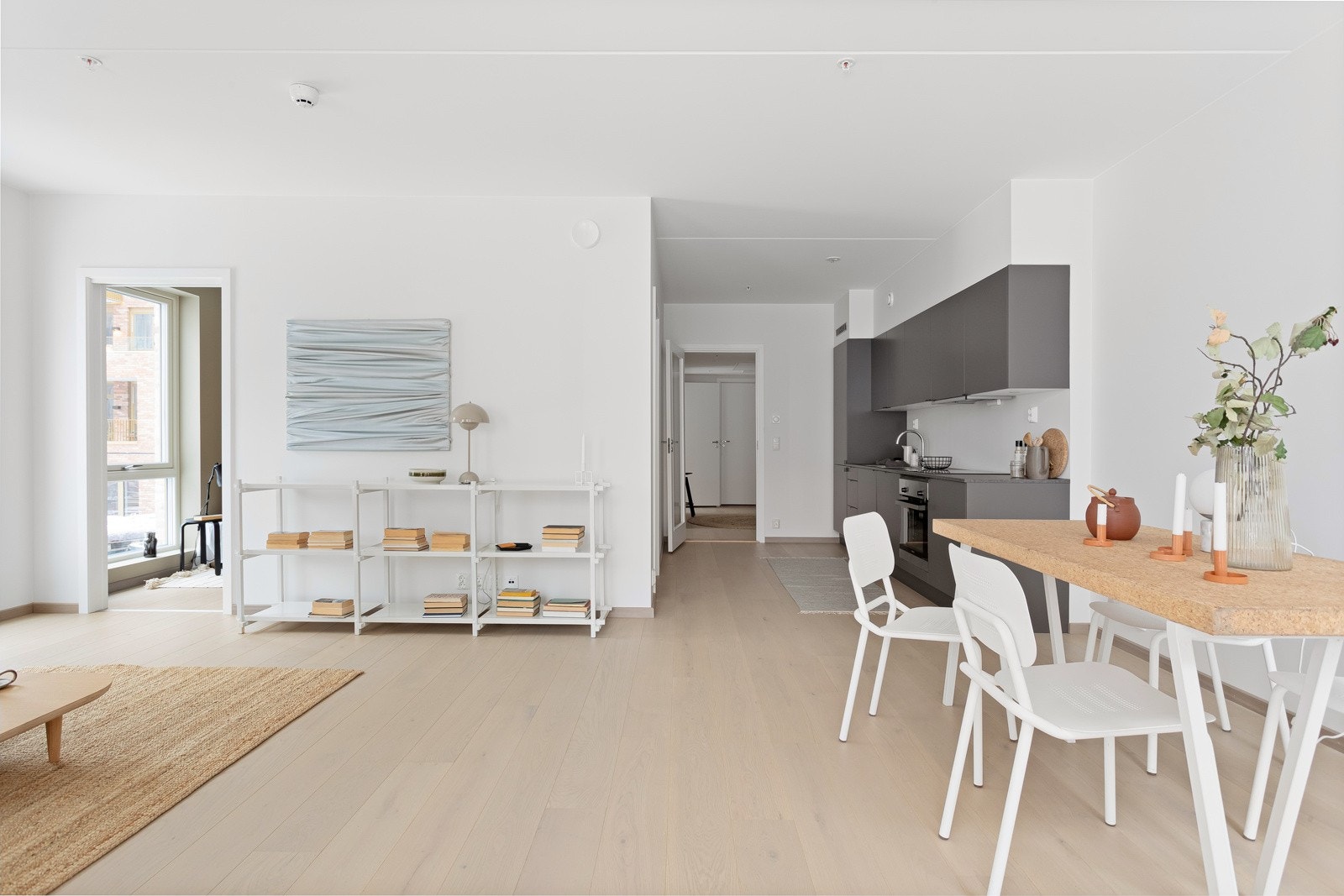 Lysinnslippet sammen med den gode takhøyden på ca. 2,6 meter bidrar til en god og luftig romfølelse. Galleribilde