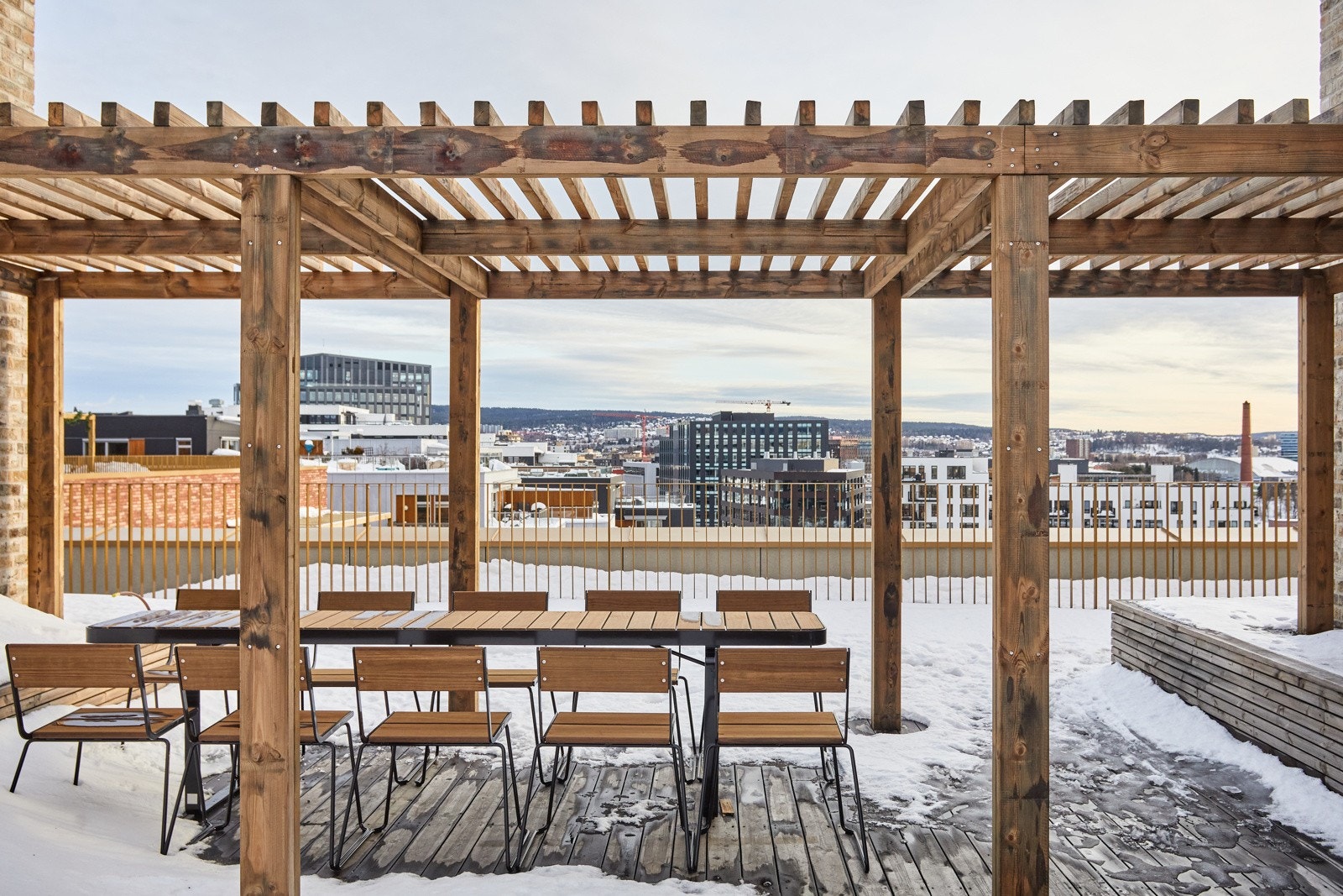 Felles takterrasse med utemøbler og pergola Galleribilde