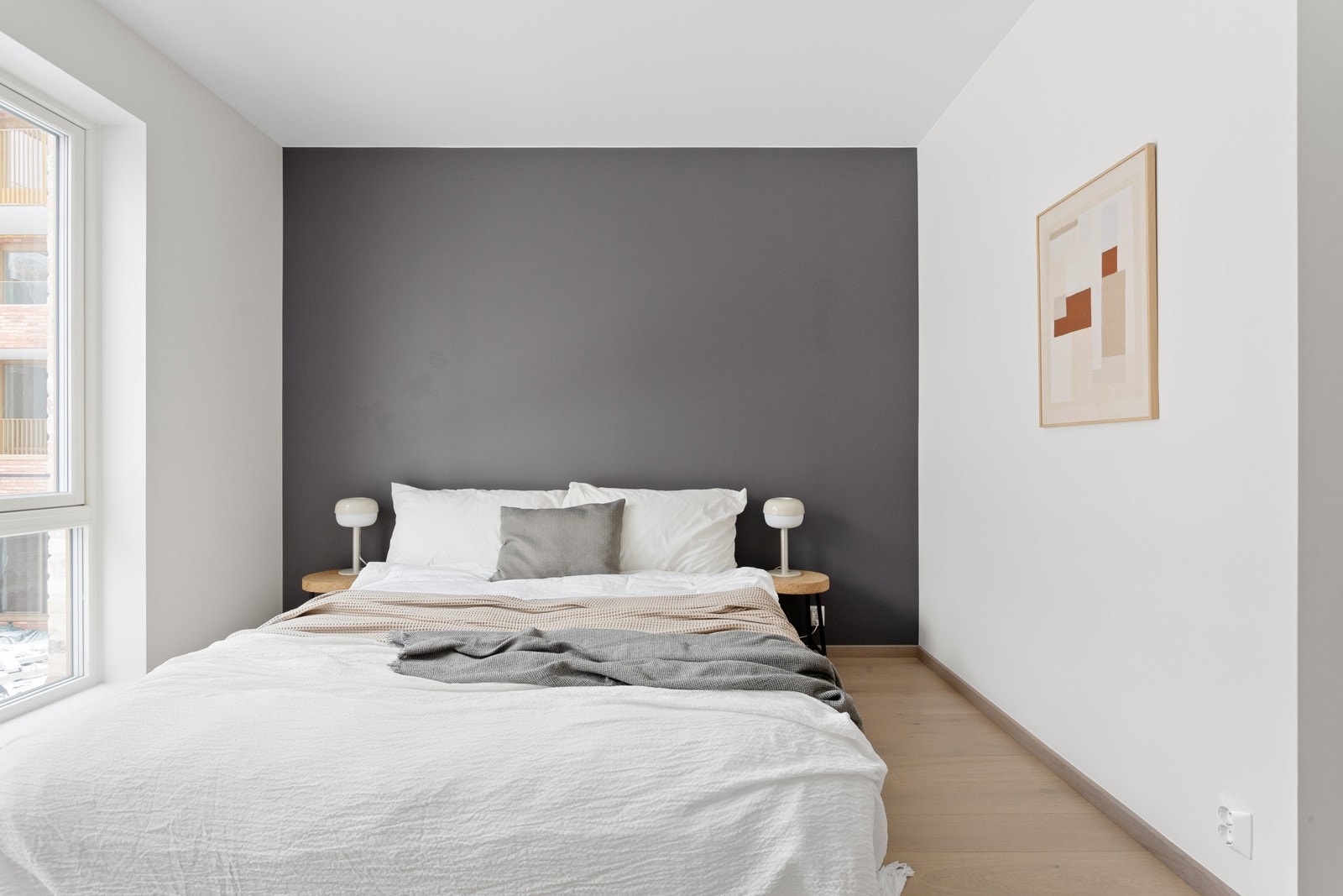 Soverommet har god og moderne standard med pen enstavs eikeparkett på gulv, glatte lysmalte overflater med en fin grå kontrastvegg og skjult elektrisk anlegg. Galleribilde