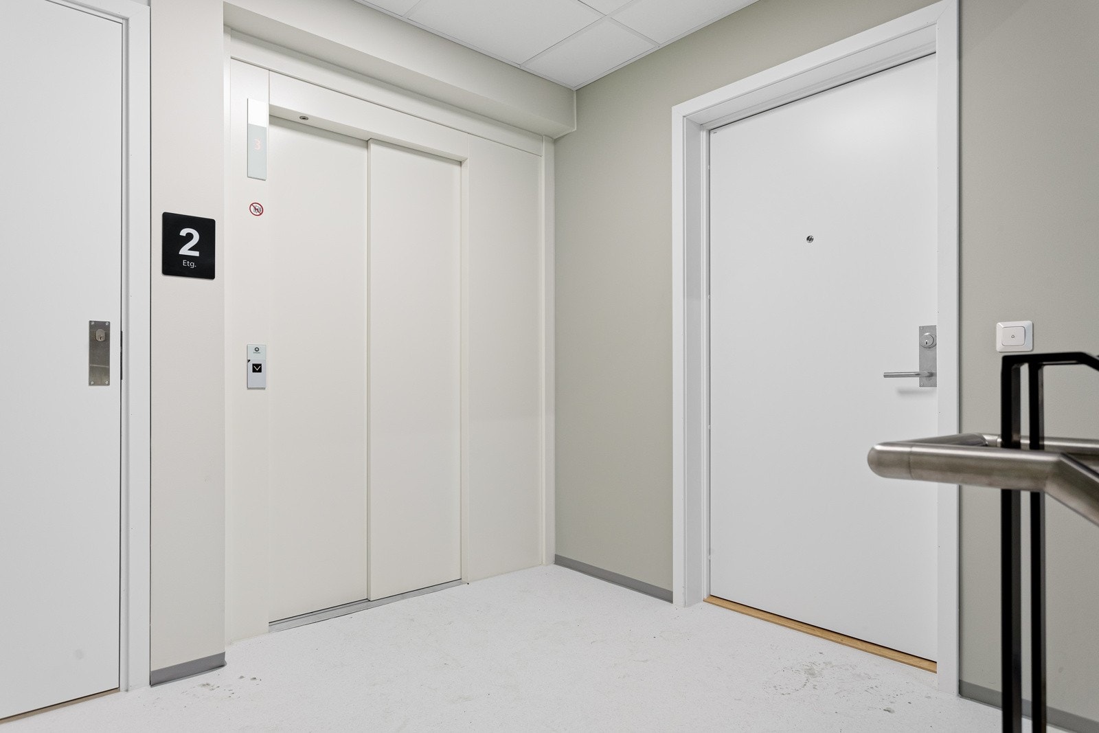Du tar deg tørrskodd fra garasjeplassen i kjelleren og opp til leiligheten i byggets 2. etasje via felles trapperom. Galleribilde