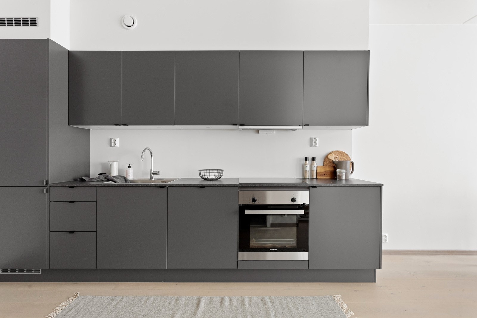 Kjøkkenet er fullt utstyrt med integrerte hvitevarer fra Simens som medfølger i handelen. Det er også montert komfyrvakt og aqua-stopp. Galleribilde