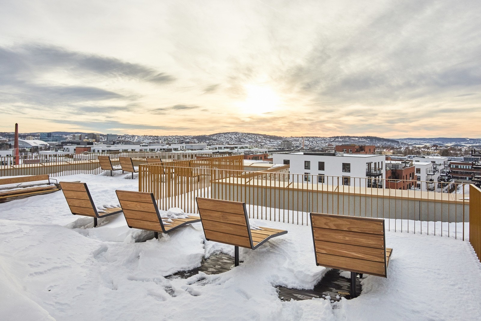 Felles takterrasse på med fantastisk utsikt over byen Galleribilde