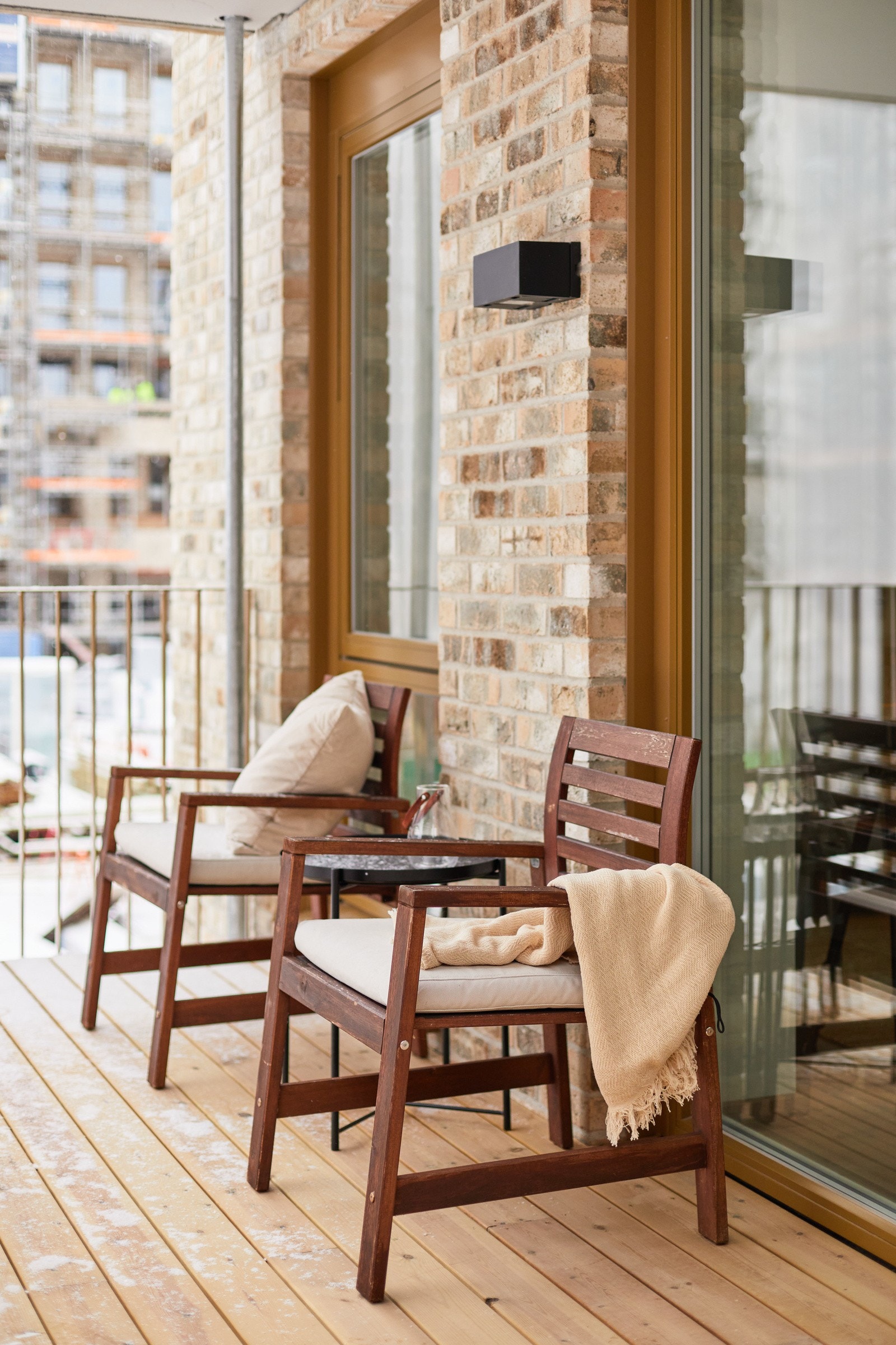 Det er også montert utebelysning på vegg med integrerte stikk Galleribilde