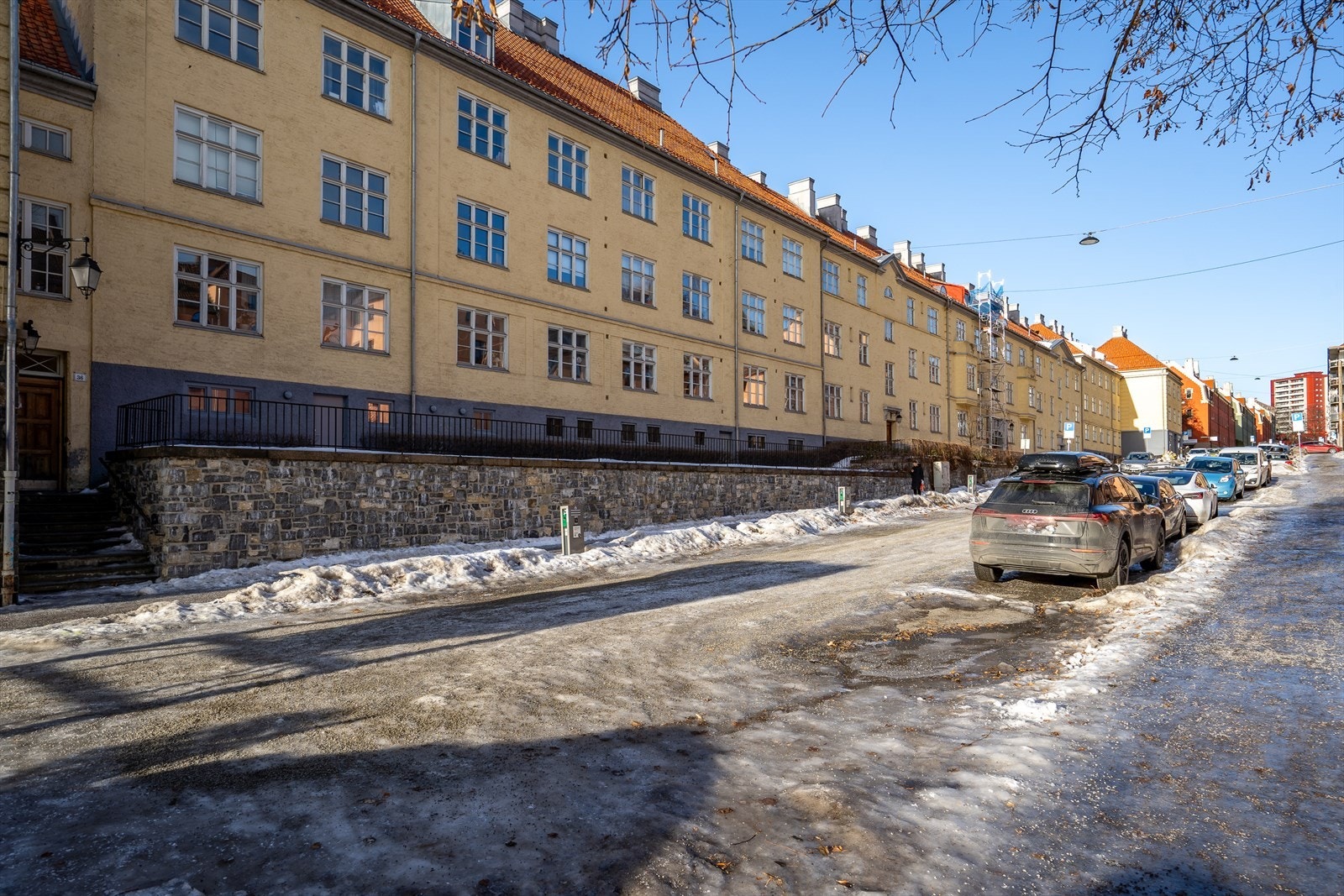 Fasade, inngang til oppgang helt i enden av gaten. Galleribilde