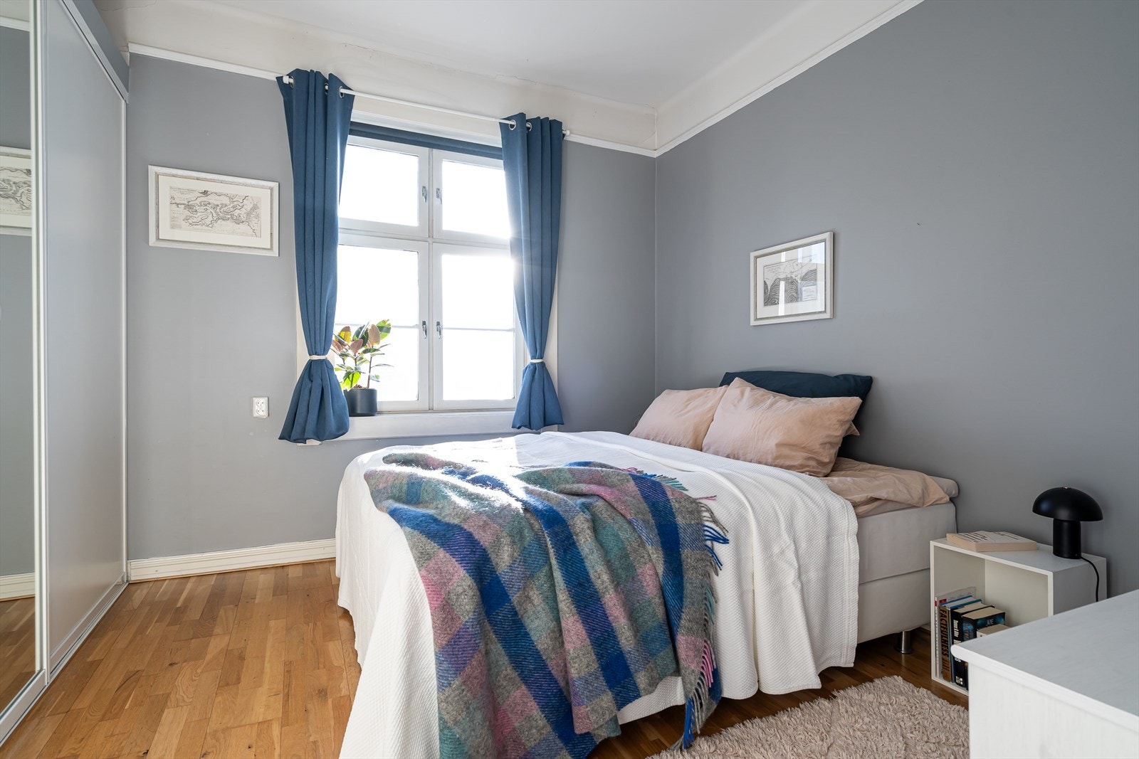 Lunt og romslig soverom med plass til dobbeltseng og tilhørende møblement. Galleribilde