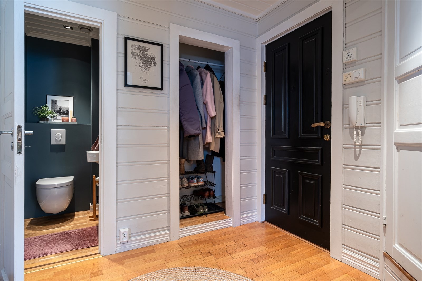 Entrèn har innebygd garderobeskap til oppbevaring av yttertøy. Galleribilde