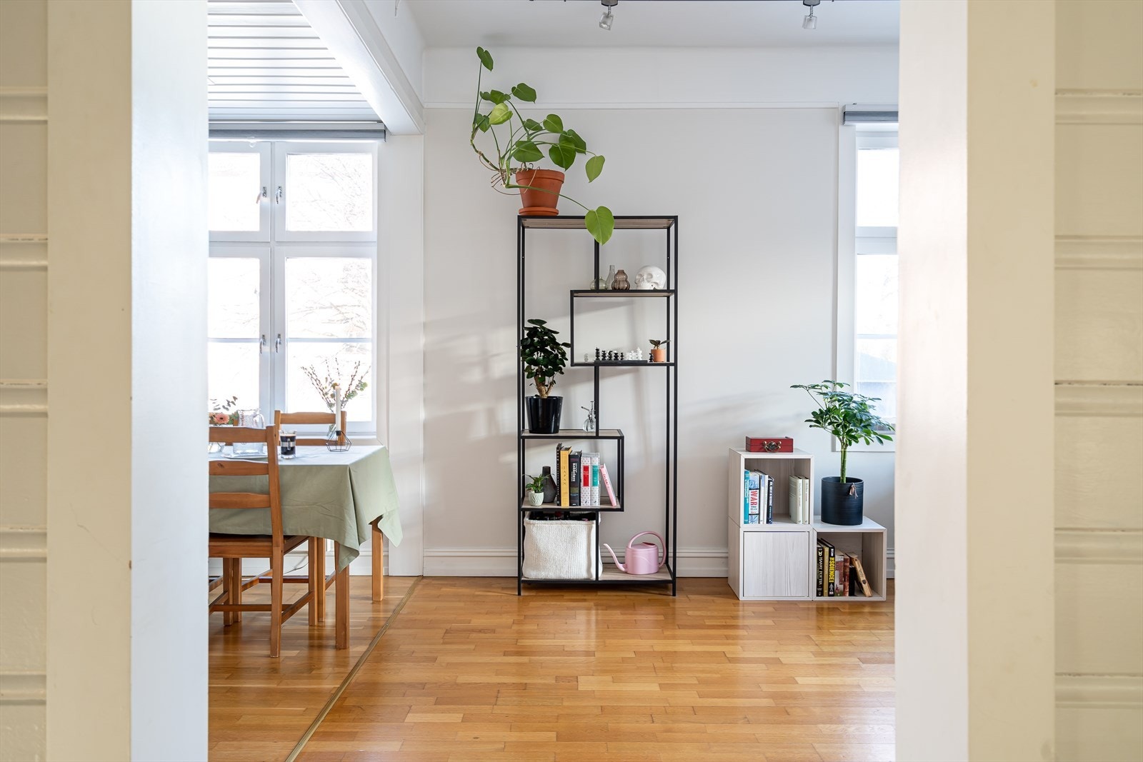 Leiligheten har en arealeffektiv planløsning med gode kvaliteter som åpen kjøkken-stue løsning, bad og WC som bidrar til en luftig og praktisk tilværelse. Galleribilde