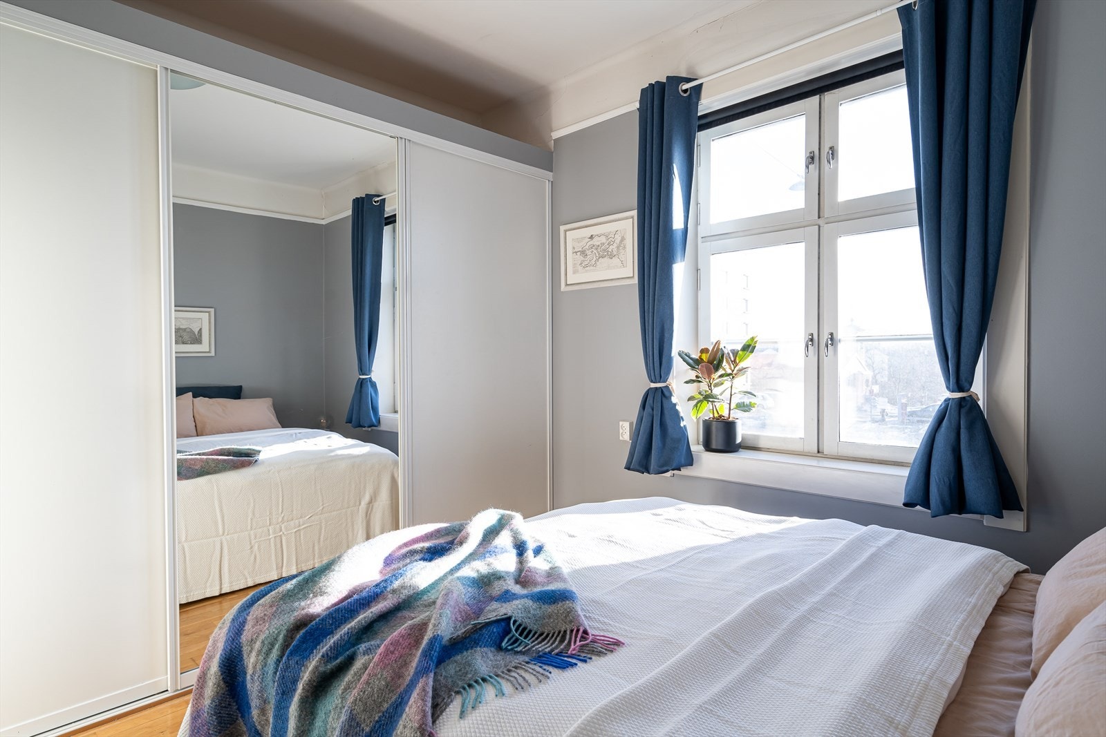 Godt med oppbevaringsplass i skyvedørsgarderoben. Galleribilde