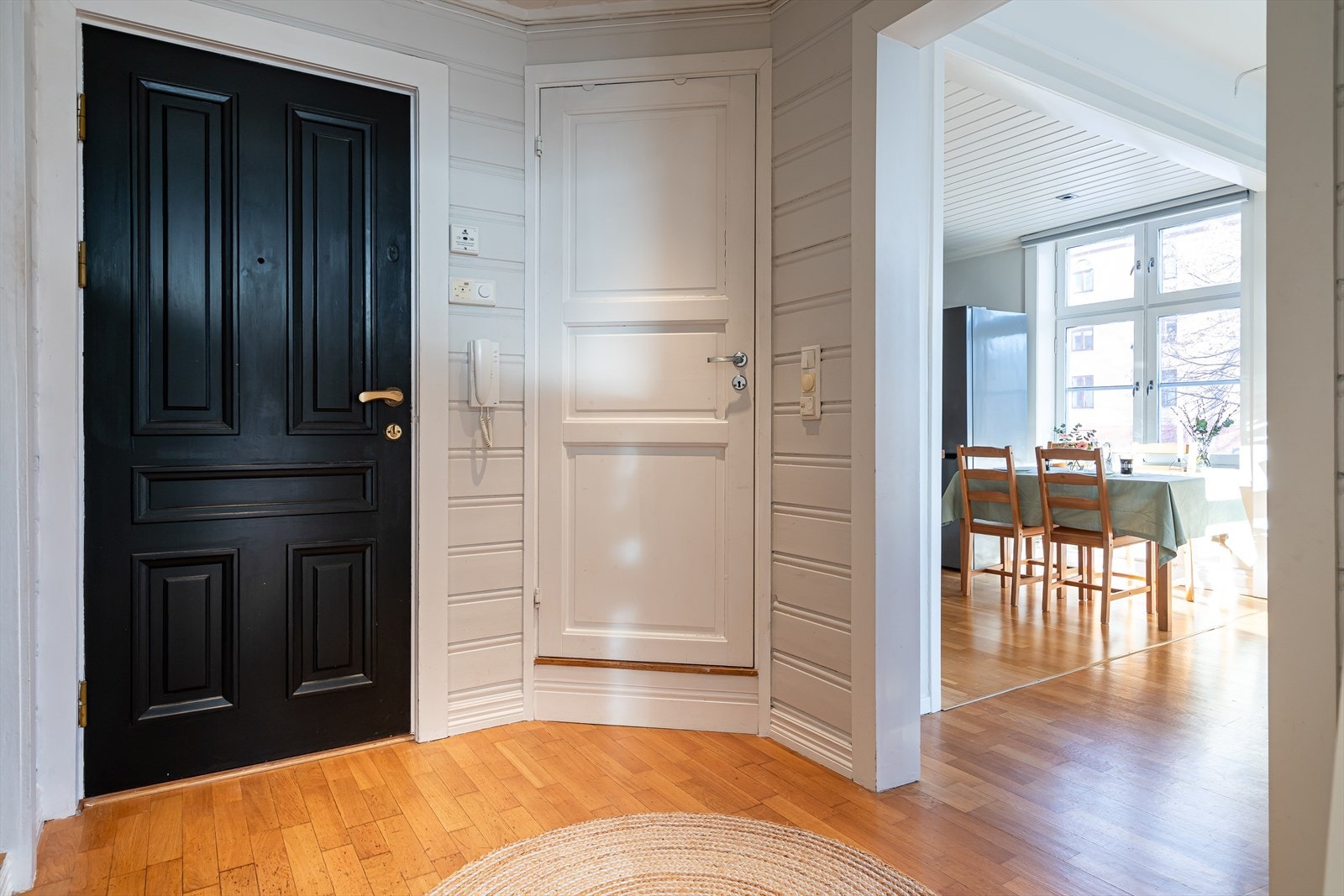 Entreèn binder leiligheten sammen, her er det montert dørcalling
som gjør det enkelt å slippe inn gjester. Galleribilde