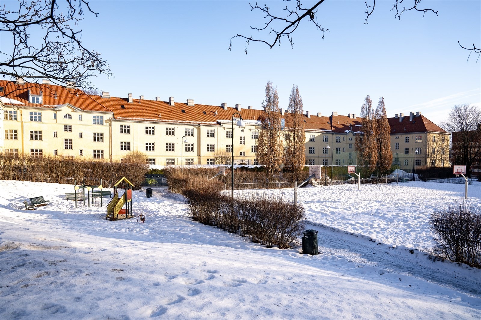 På baksiden har du basket bane og lekeplass til disponering for beboere i området. Dette vi bli oppgradert samt skal det bygges utendørs padelbane. Galleribilde