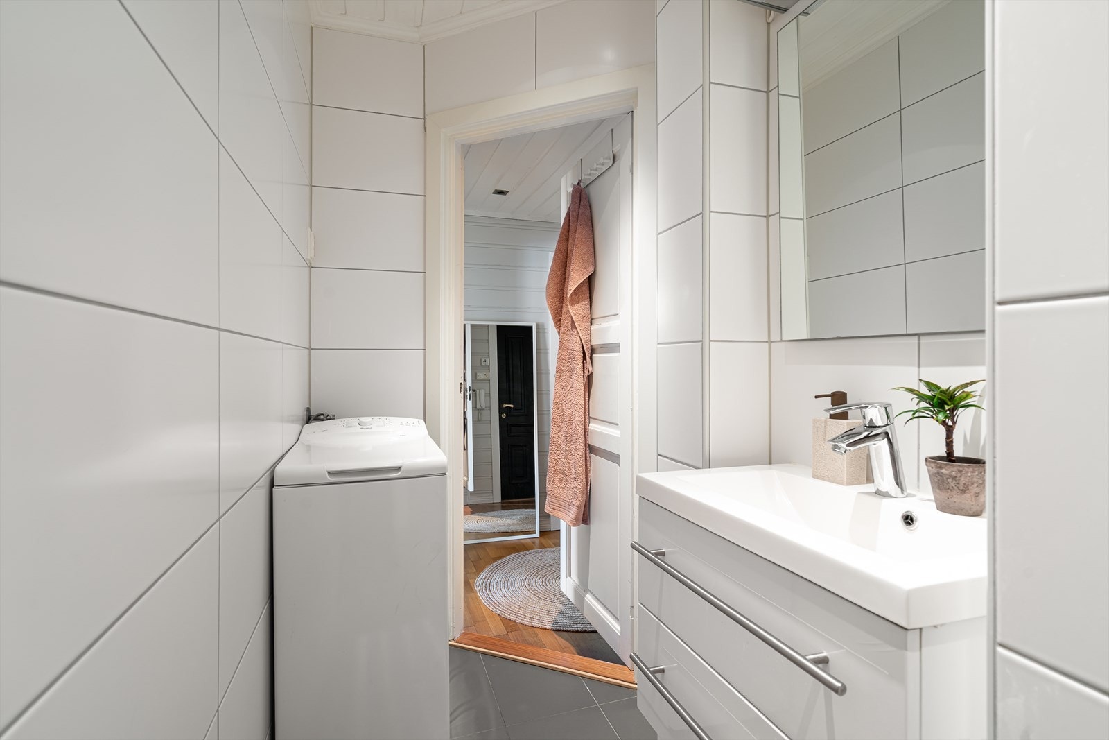 Pent bad med opplegg for vaskemaskin. Vaskemaskin medfølger salget. Galleribilde