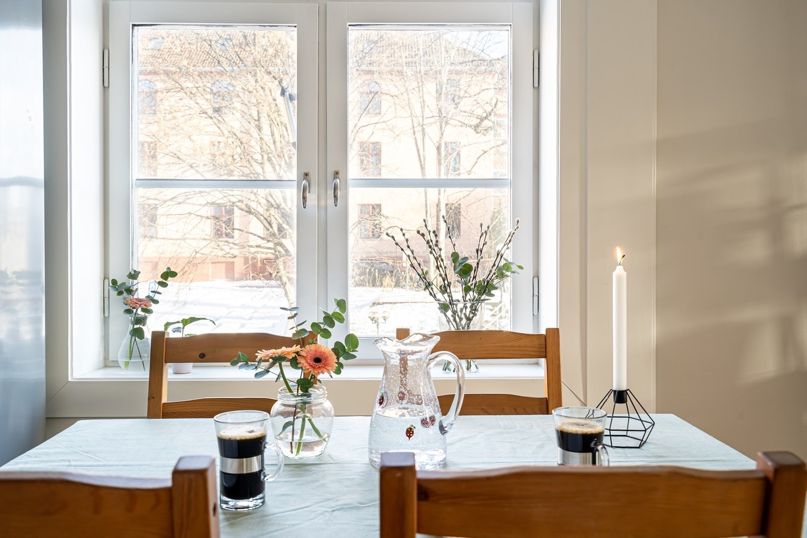 Leiligheten har store vinduer som gir rikelig med naturlig lys i både stue/kjøkken og soverom. Galleribilde