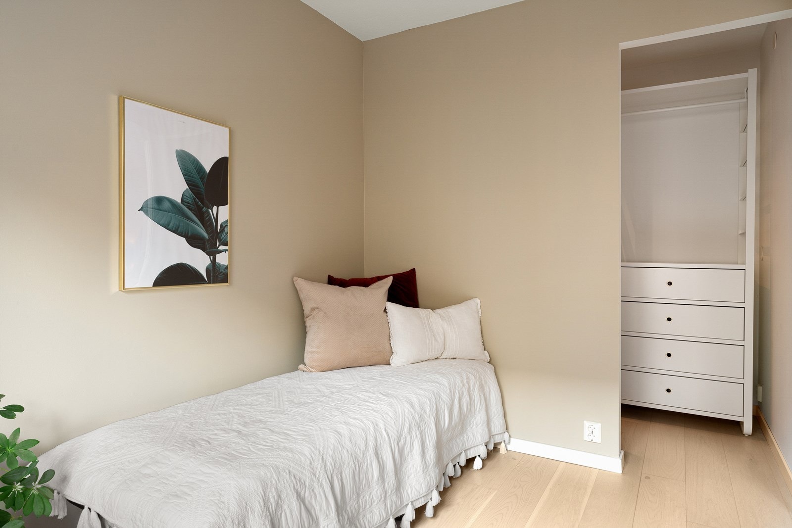 Praktisk med inngang til garderobe/walk-in-closet fra soverom II. Galleribilde