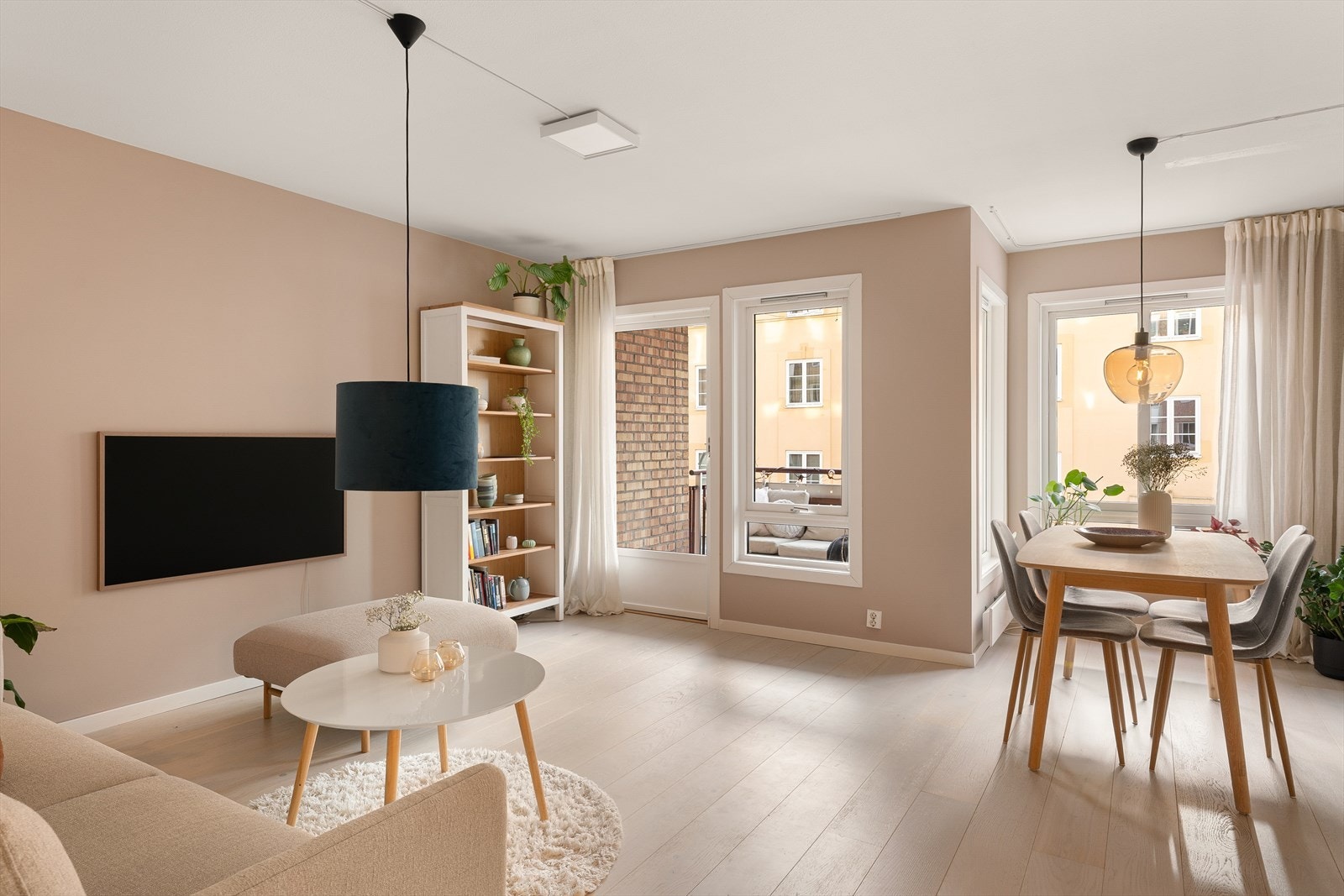 Leiligheten har en stor og lys stue med naturlig plass til spisebord og sofagruppe. Galleribilde
