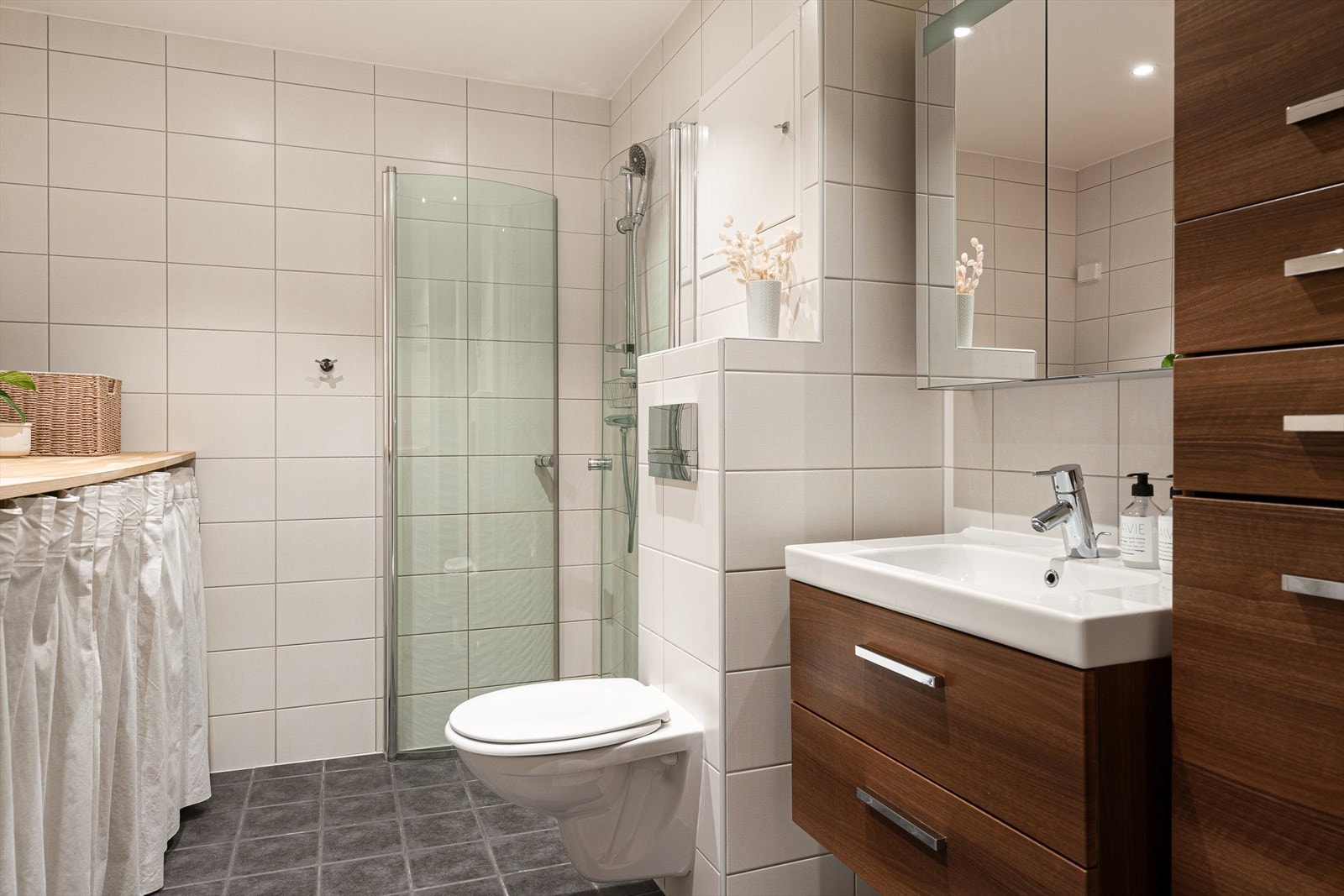 Gulvvarme og downlights i tak. Galleribilde