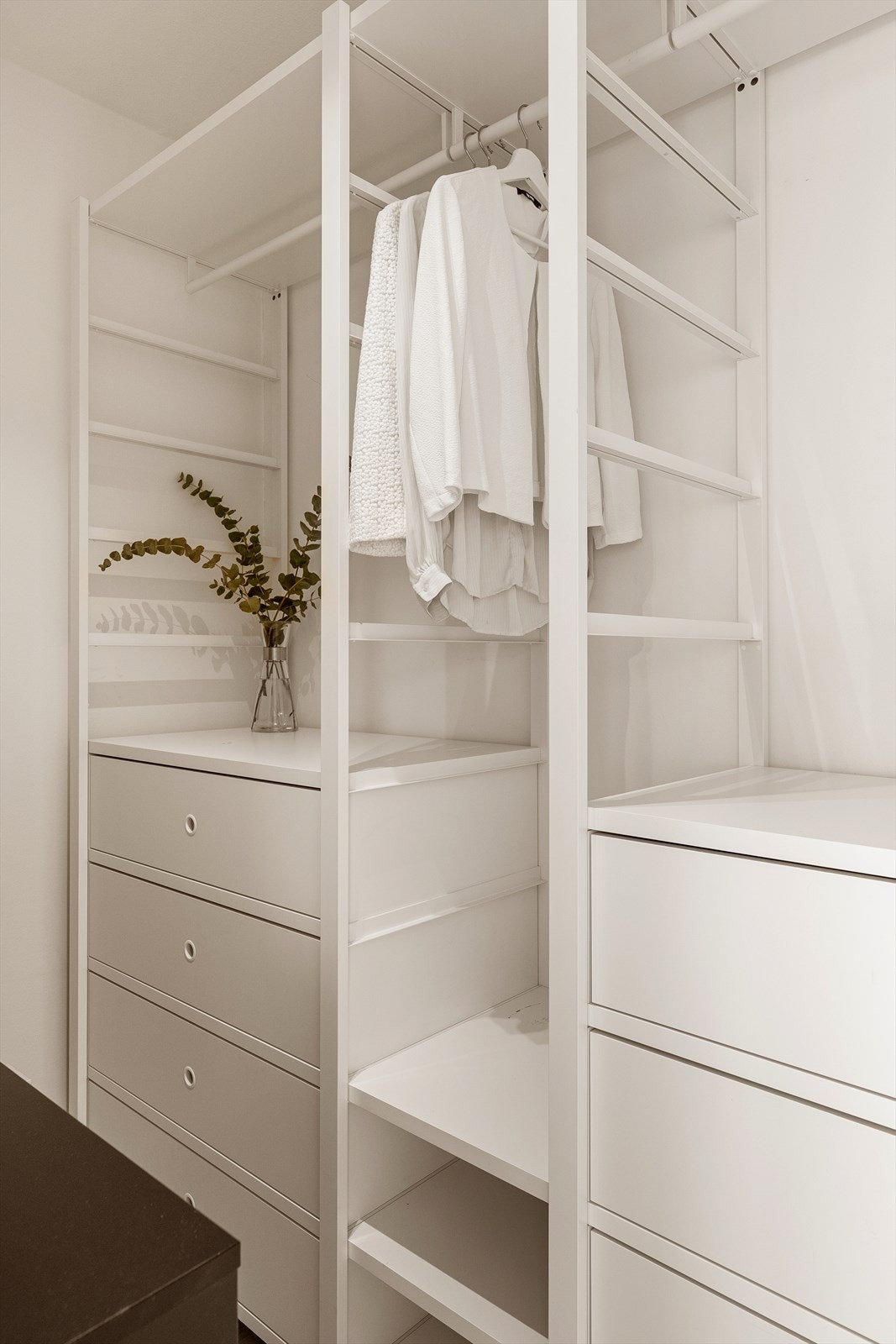 Garderobe med masse plass til klær, sko, smykker etc. Galleribilde